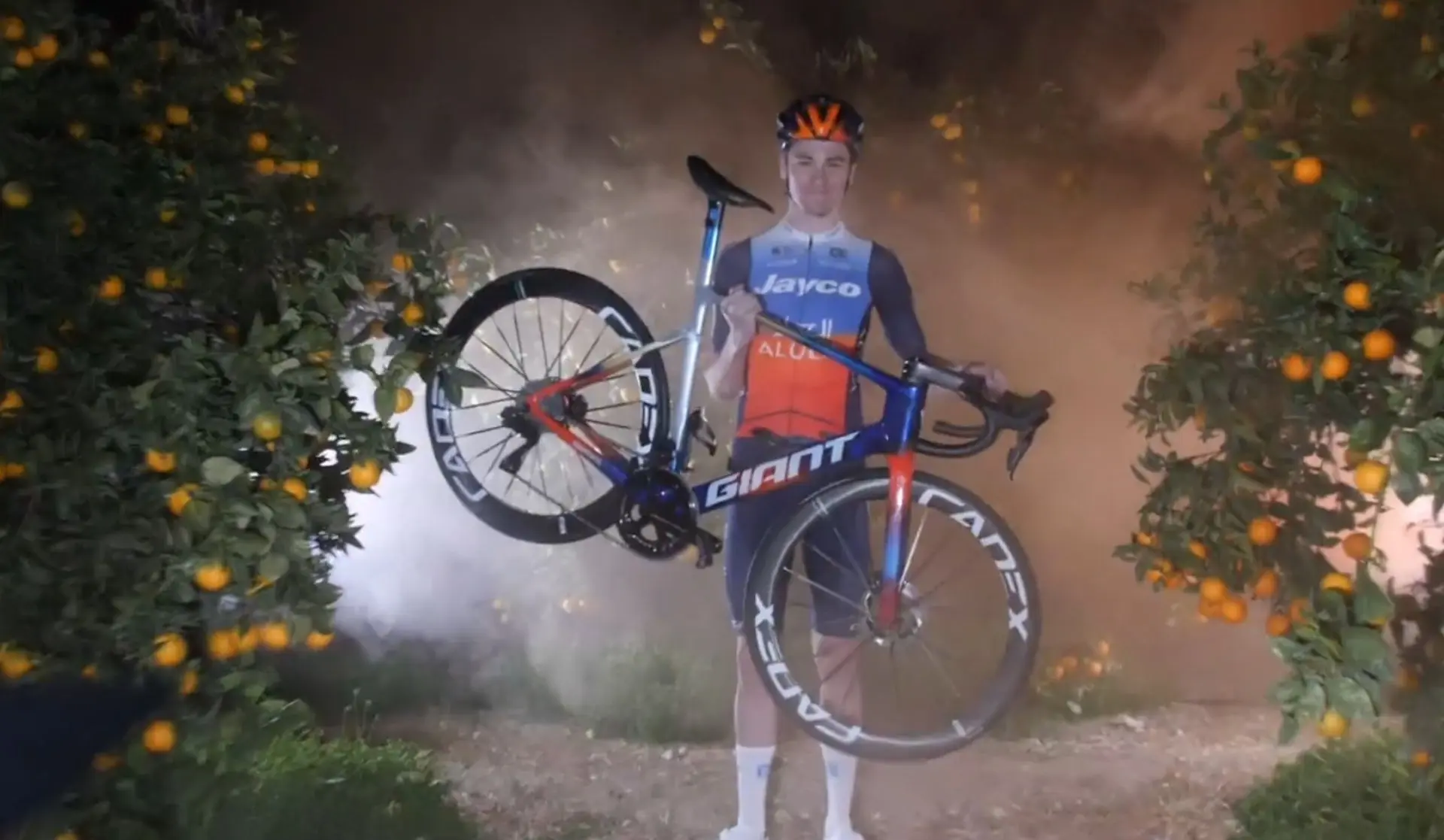 VÍDEO: A equipa Jayco AlUla revela oficialmente o equipamento para a época de 2024