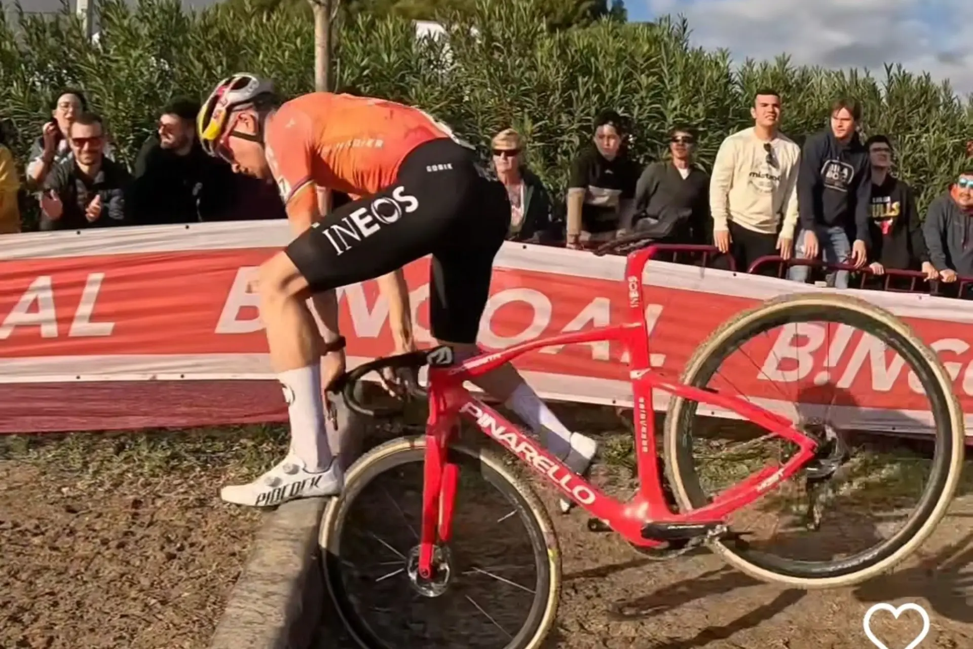 VIDEO: Tom Pidcock tumbles over the beams in Benidorm
