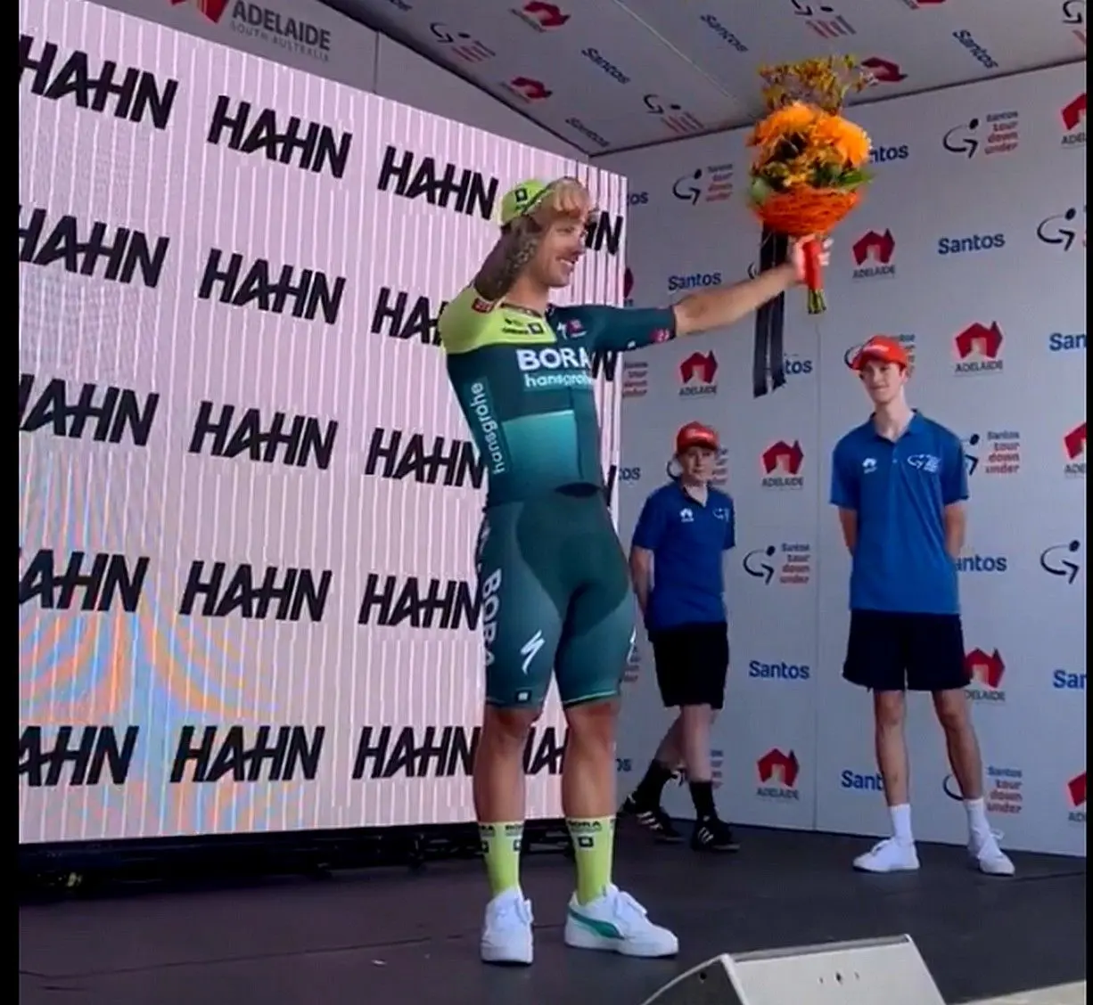 VÍDEO: Sam Welsford festeja o seu aniversário com os espetadores depois de ter completado o "hat-trick" no Tour Down Under