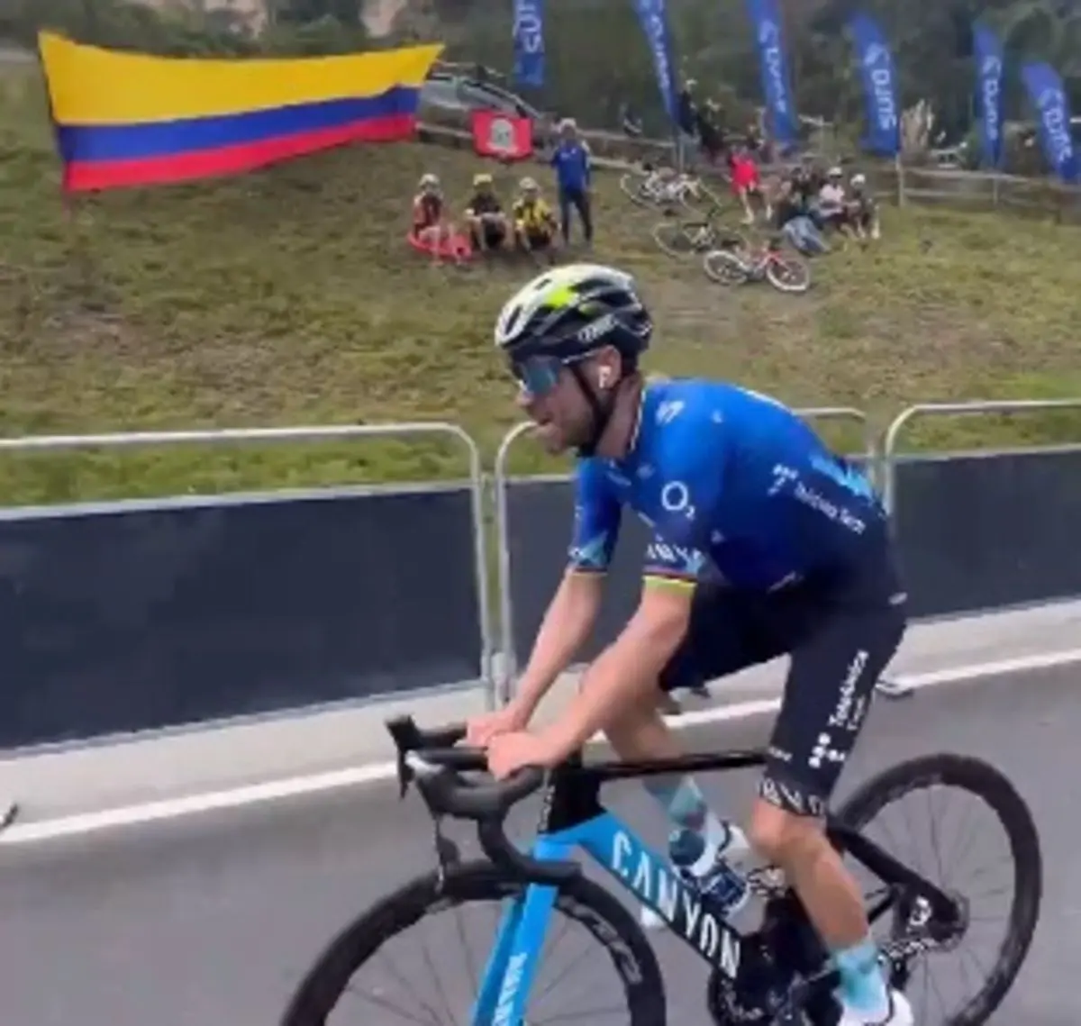 VÍDEO: Alejandro Valverde enlouquece os adeptos colombianos ao subir os 30 quilómetros do Alto del Vino antes da corrida