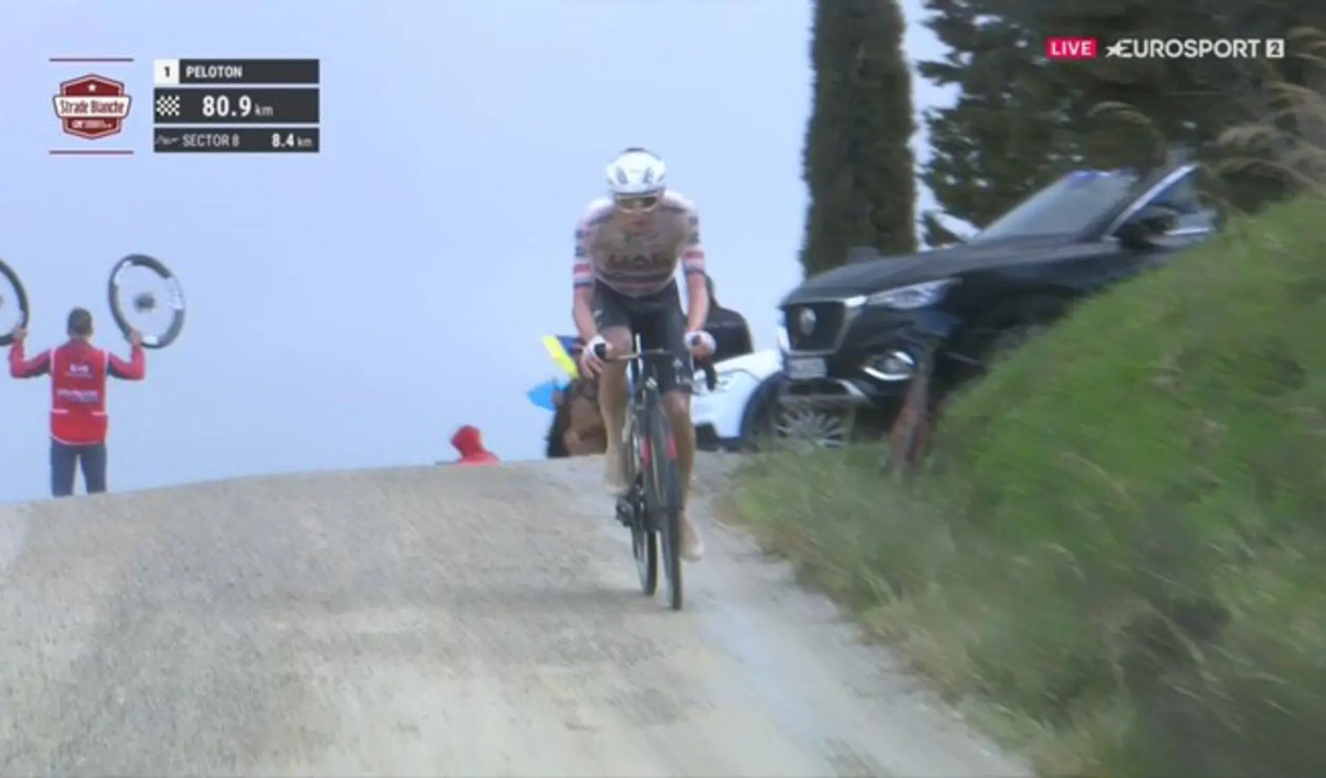 VÍDEO: Tadej Pogacar ataca sozinho a 81 quilómetros do fim na Strade Bianche 2024
