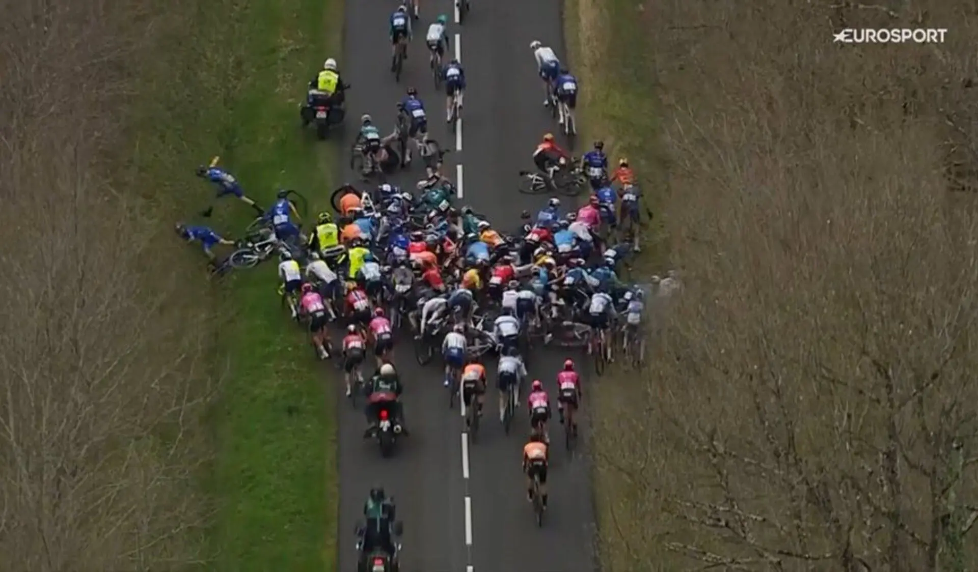 VIDEO: La Roue Tourangelle 2024 neutralised momentarily after mass crash in the peloton