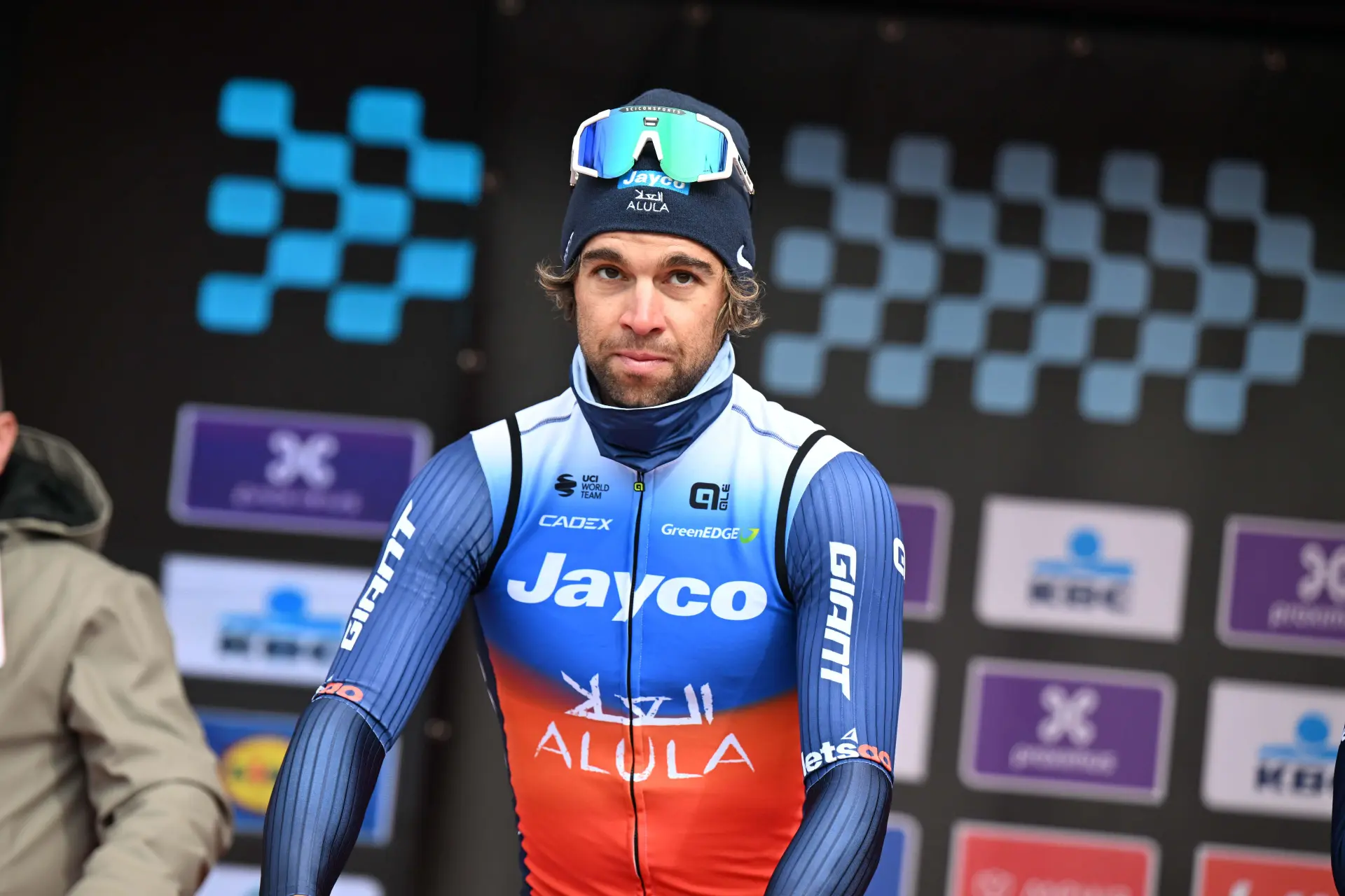 Michael Matthews desclassificado por sprint irregular, Morgado sobe a 5º lugar na Volta à Flandres