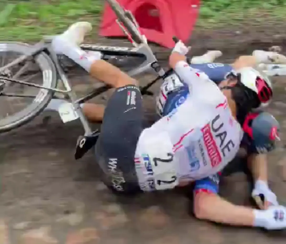 VIDEO: Spectator footage shows unique angle of Stefan Küng's Grand Prix de Denain crash