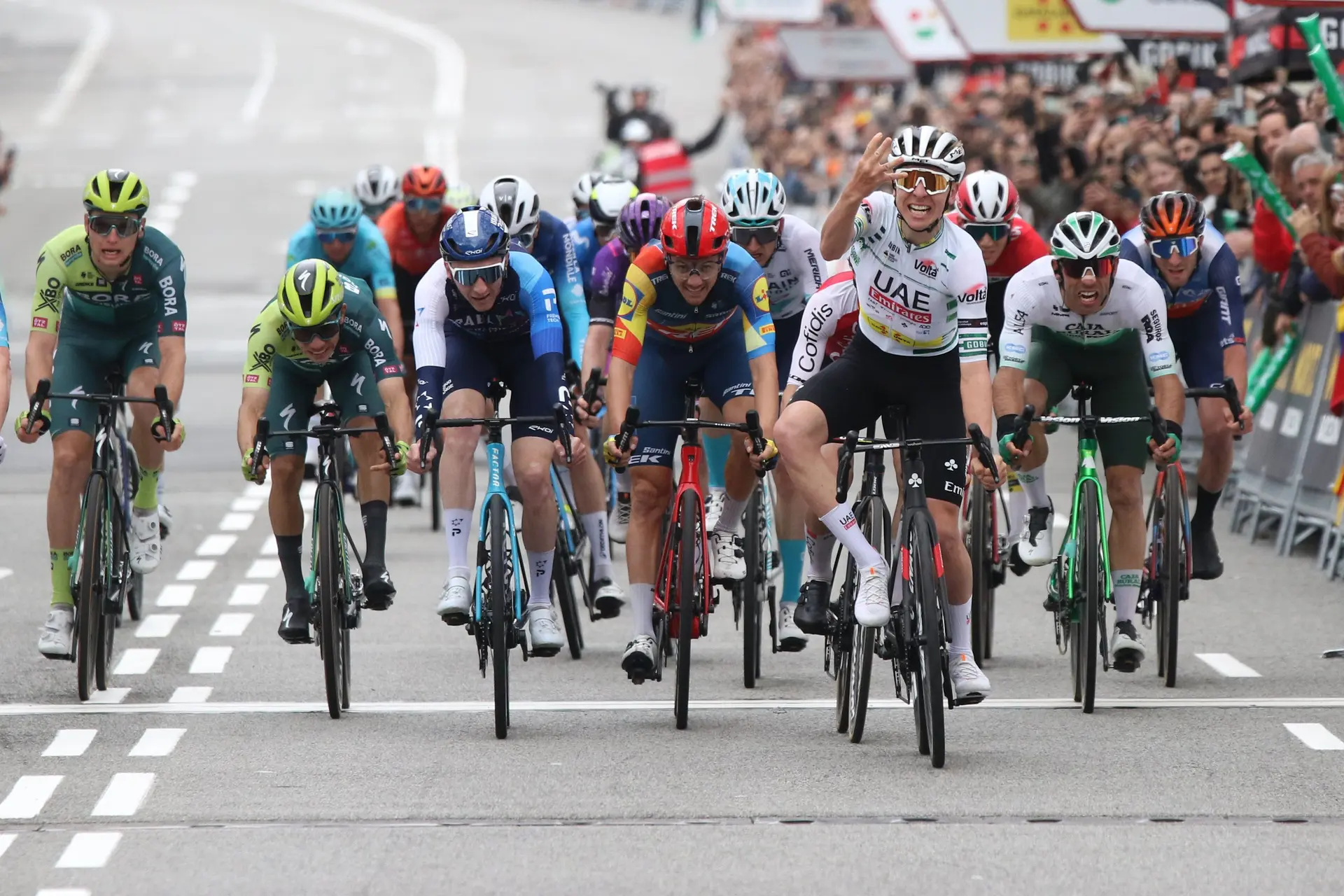 "That cycling doesn’t exist anymore" - Astana DS argues that neither Tadej Pogacar or anyone else is purposefully 'gifting wins' in modern cycling