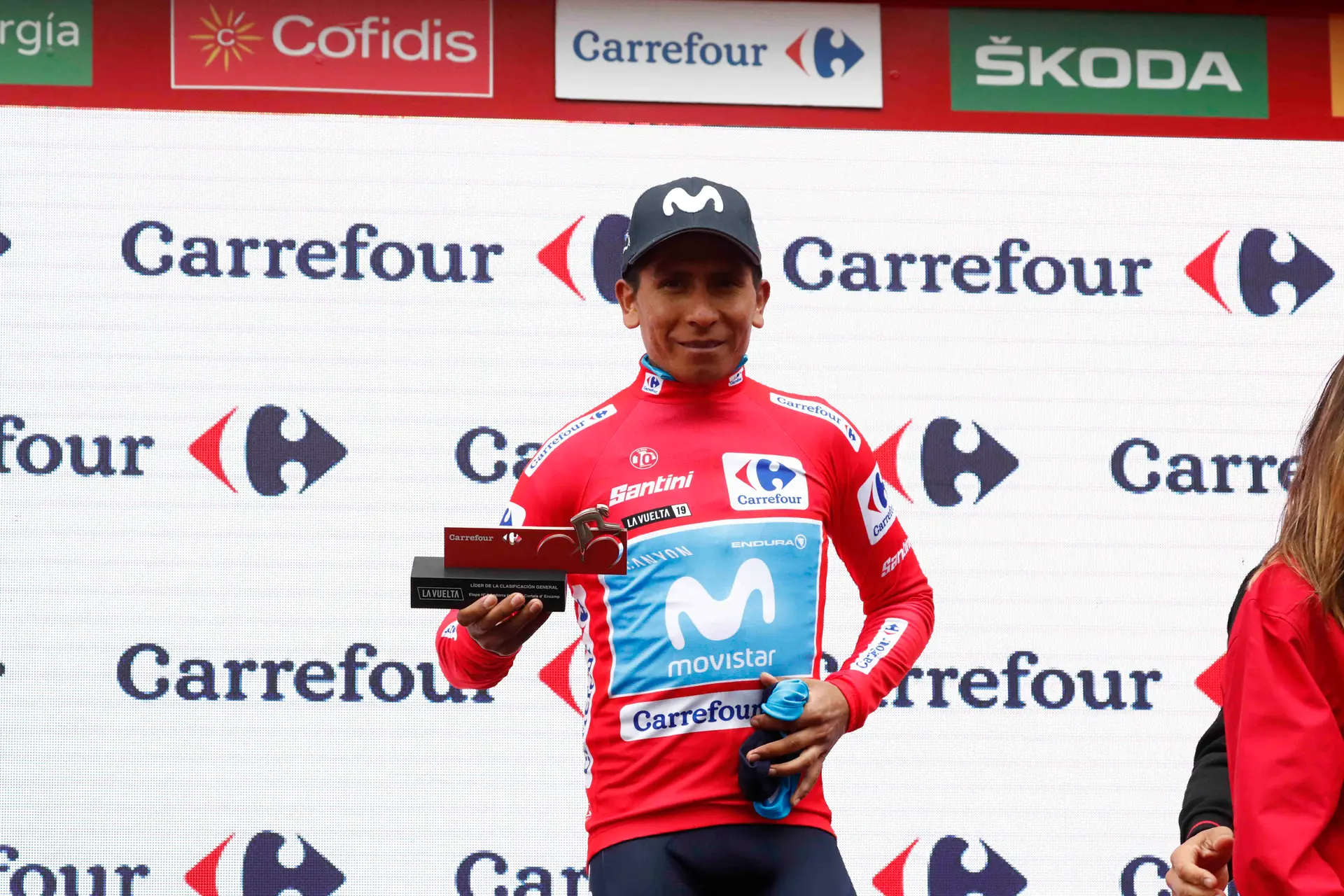 Homem colombiano detido por tráfico de droga, vestido com a camisola de líder da Volta a Espanha de Nairo Quintana de 2016