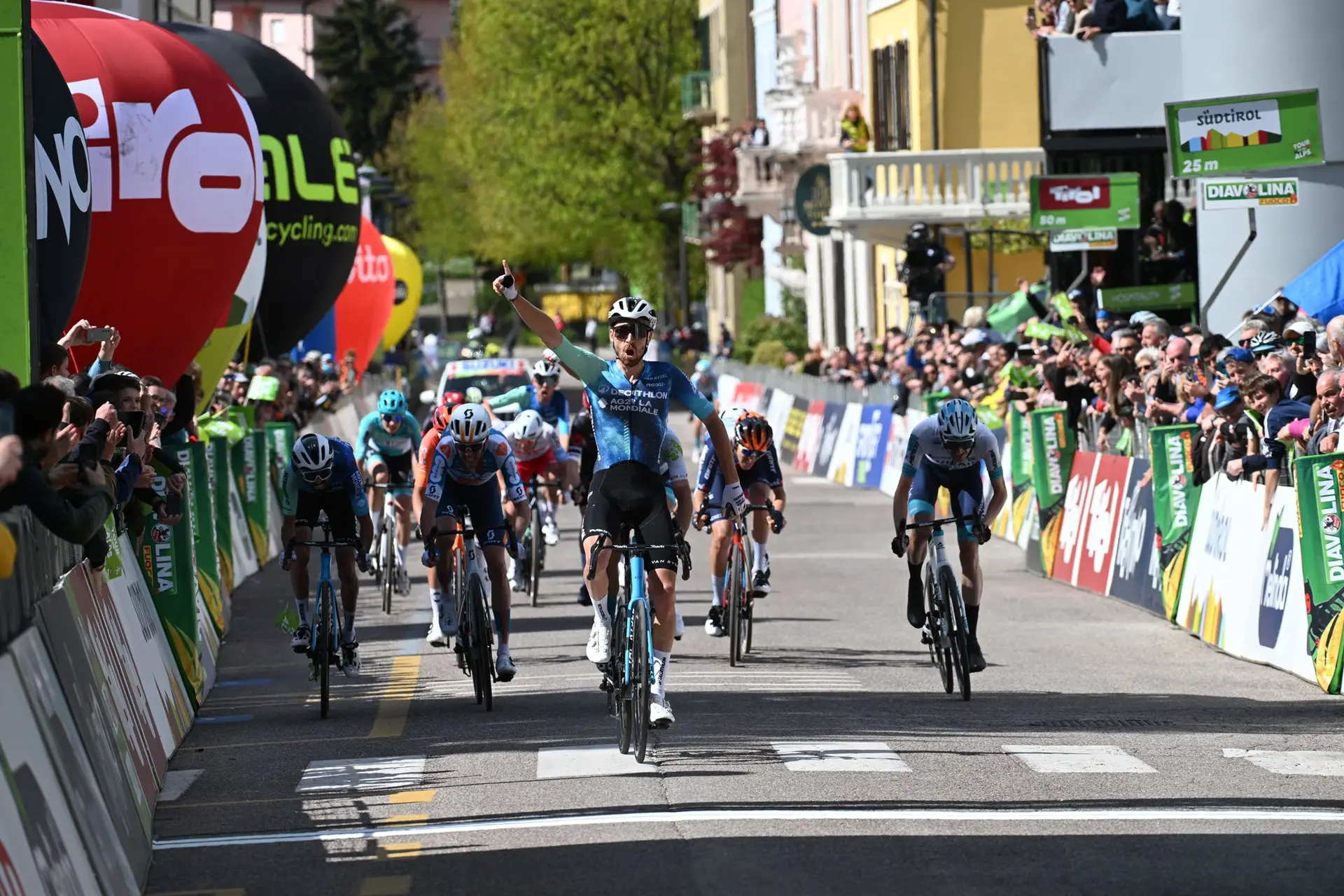Brave Juan Pedro Lopez secures overall at 2024 Tour of the Alps as Aurelien Paret-Peintre wins final stage