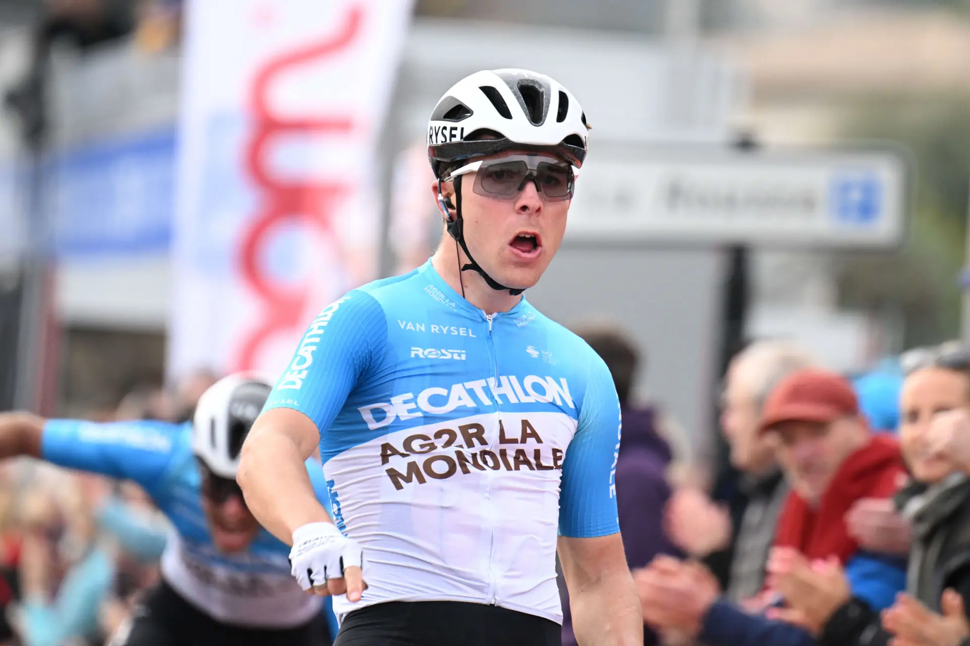 Benoît Cosnefroy vence Dylan Teuns e Tim Wellens ao sprint no emocionante Brabantse Pijl