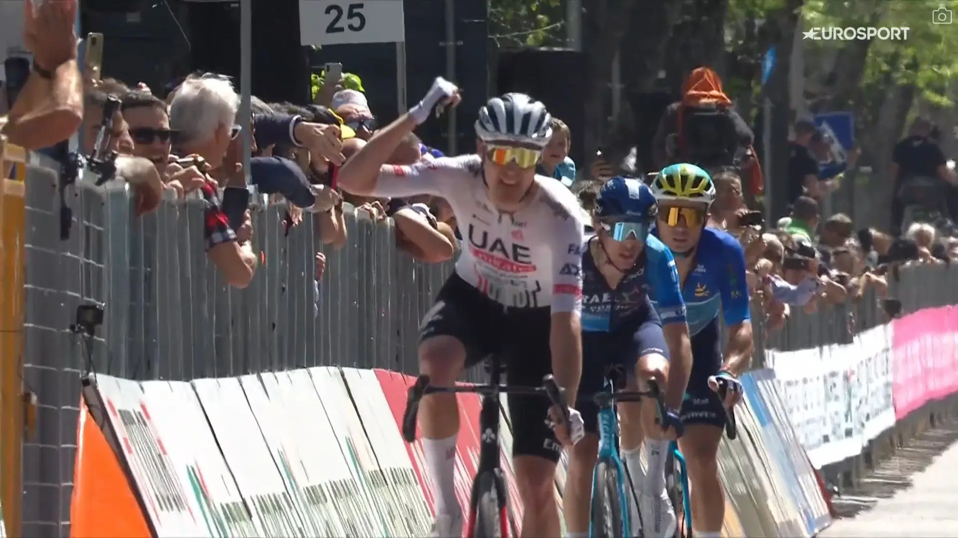 Pavel Sivakov conquista a sua primeira vitória com as cores da UAE, mas não evita a vitória de Alexey Lutsenko no Giro d'Abruzzo