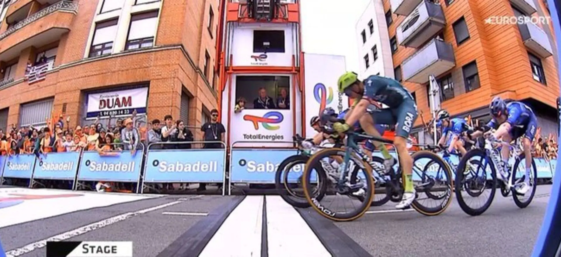 VÍDEO: Romain Gregoire vence por pouco o sprint. A etapa que é decidida por photo finish