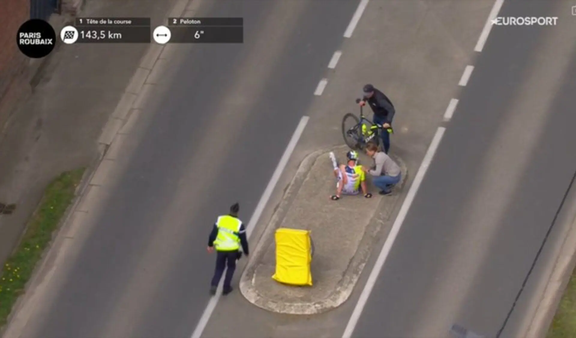 VÍDEO: Laurenz Rex dá uma cambalhota sobre mobiliário urbano numa queda feia no Paris-Roubaix