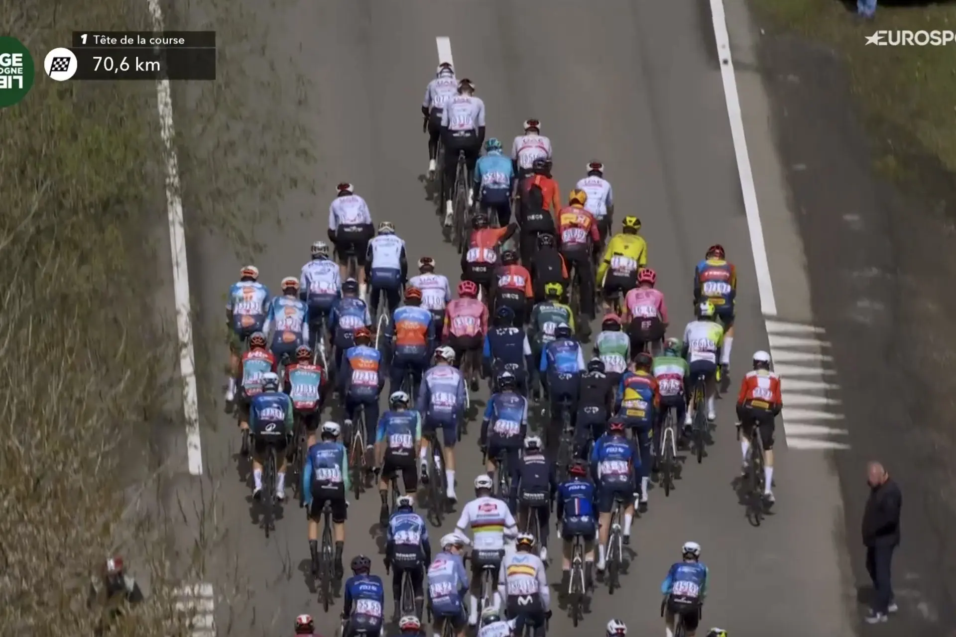 VÍDEO: Mathieu van der Poel e Tom Pidcock, entre outros, regressam ao pelotão após 30 quilómetros de perseguição na Liège-Bastogne-Liège