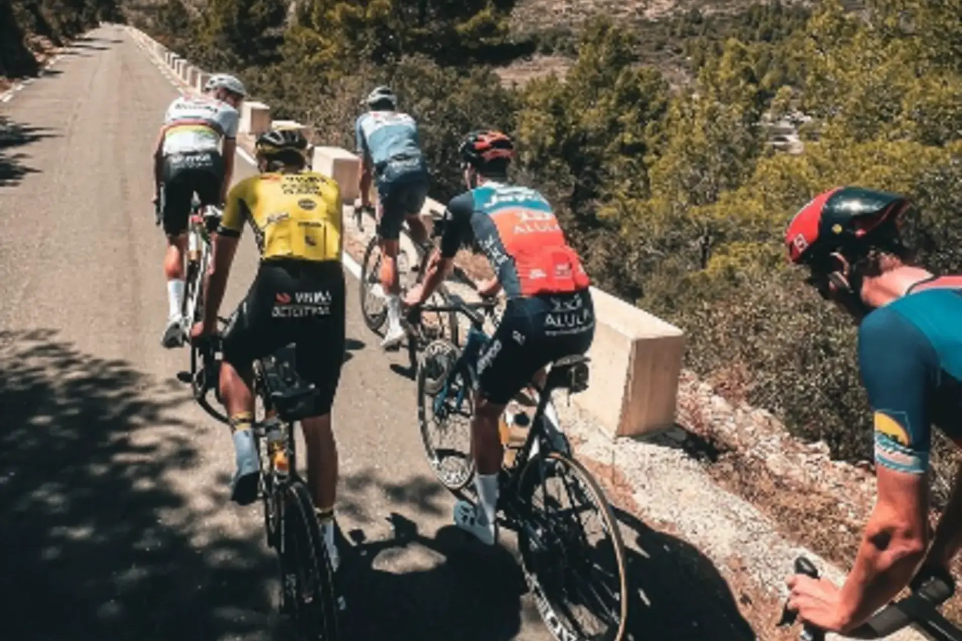 Mathieu van der Poel junta-se a Olav Kooij, Daan Hoole e outros para o treino antes da Liége-Bastogne-Liége