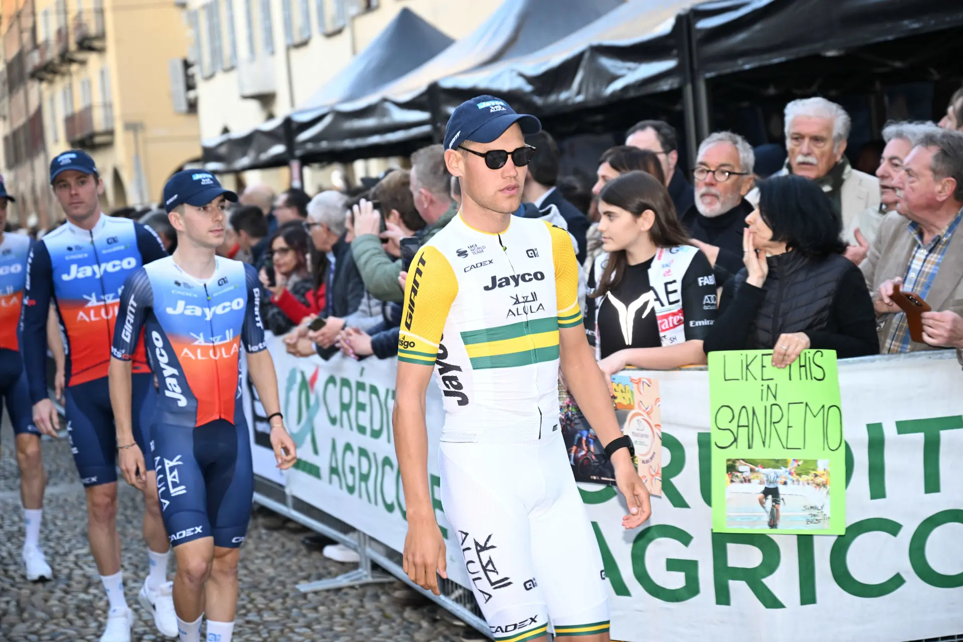 Simon Yates lidera a Jayco AlUla na Volta à Romandia, secundado por Luke Plapp e Eddie Dunbar