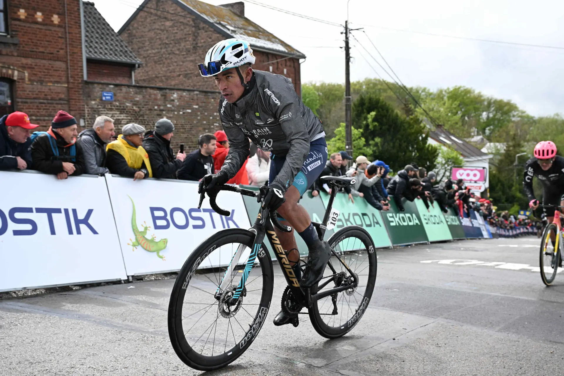 Bahrain-Victorious recorda momento preocupante de Santiago Buitrago na Flèche Wallonne: "Ele estava com tanto frio que não conseguia vestir o casaco e as luvas"