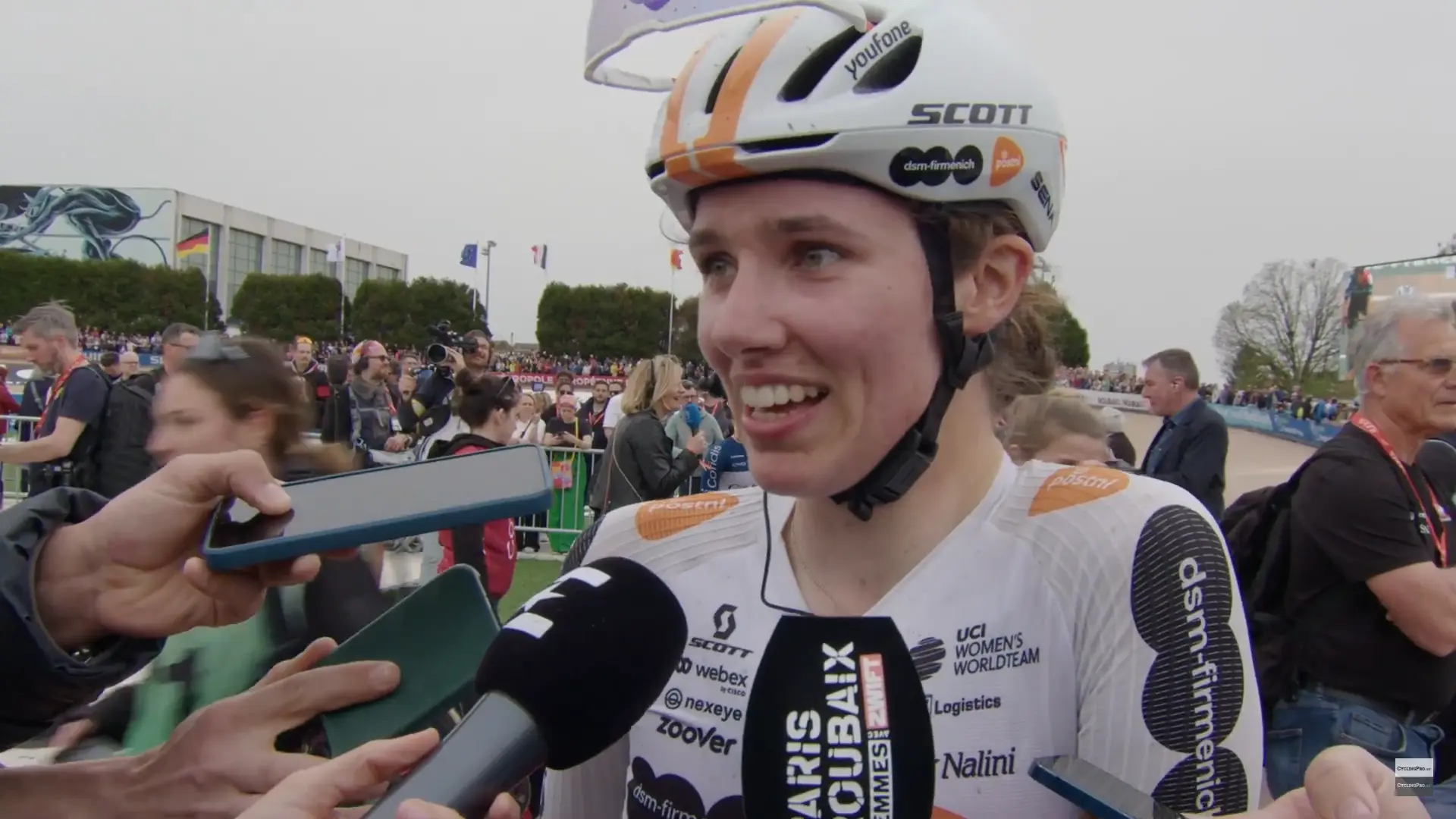 Pfeiffer Georgi faz o sprint da sua vida para conquistar o pódio no Paris-Roubaix Feminino 2024: "As minhas pernas estavam a ficar com cãibras, mas eu queria tanto"