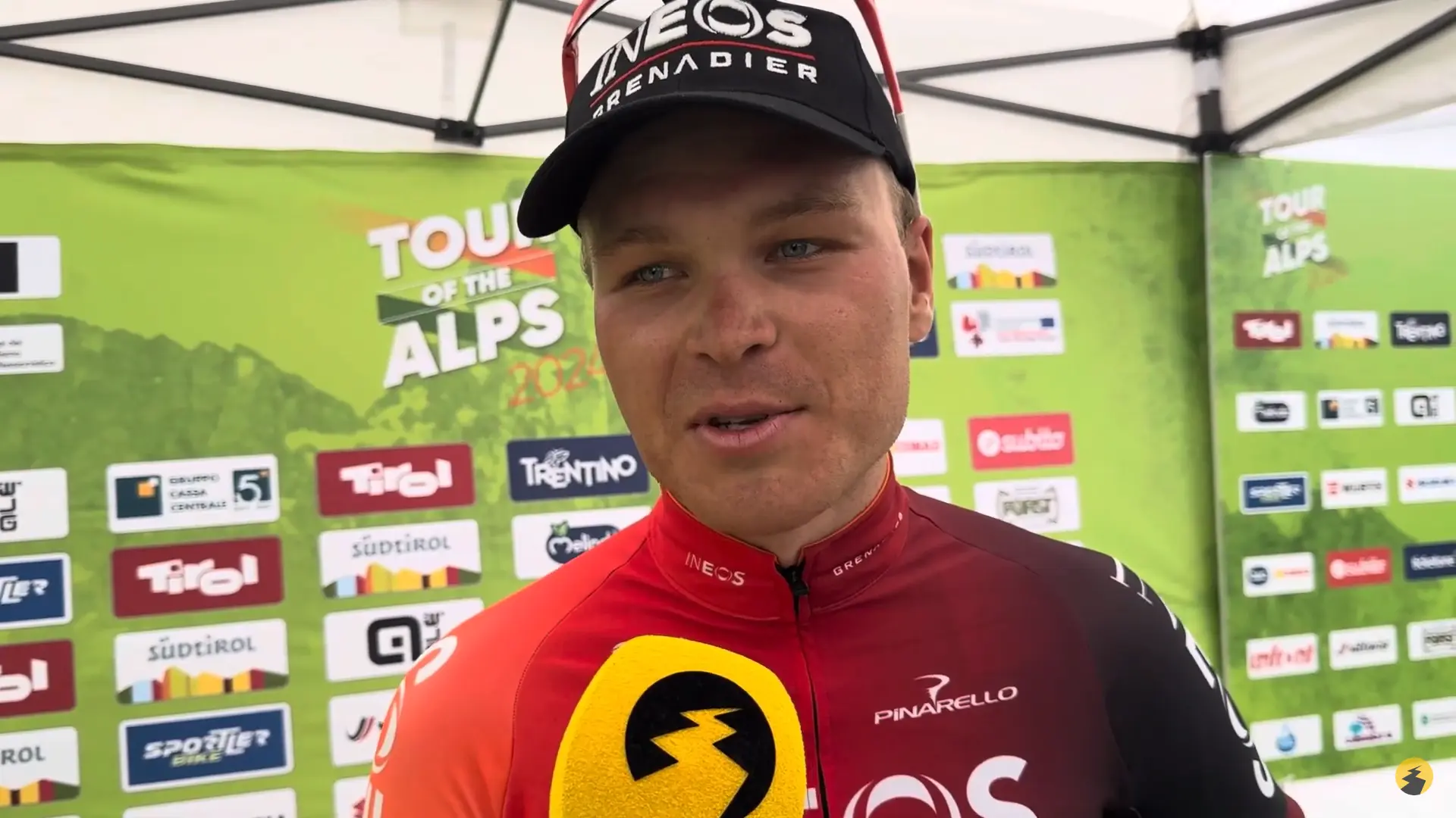 A alegria de Tobias Foss com a vitória na etapa inaugural da Volta aos Alpes: "Não fazem ideia de como isto é divertido depois de tudo o que aconteceu no ano passado"