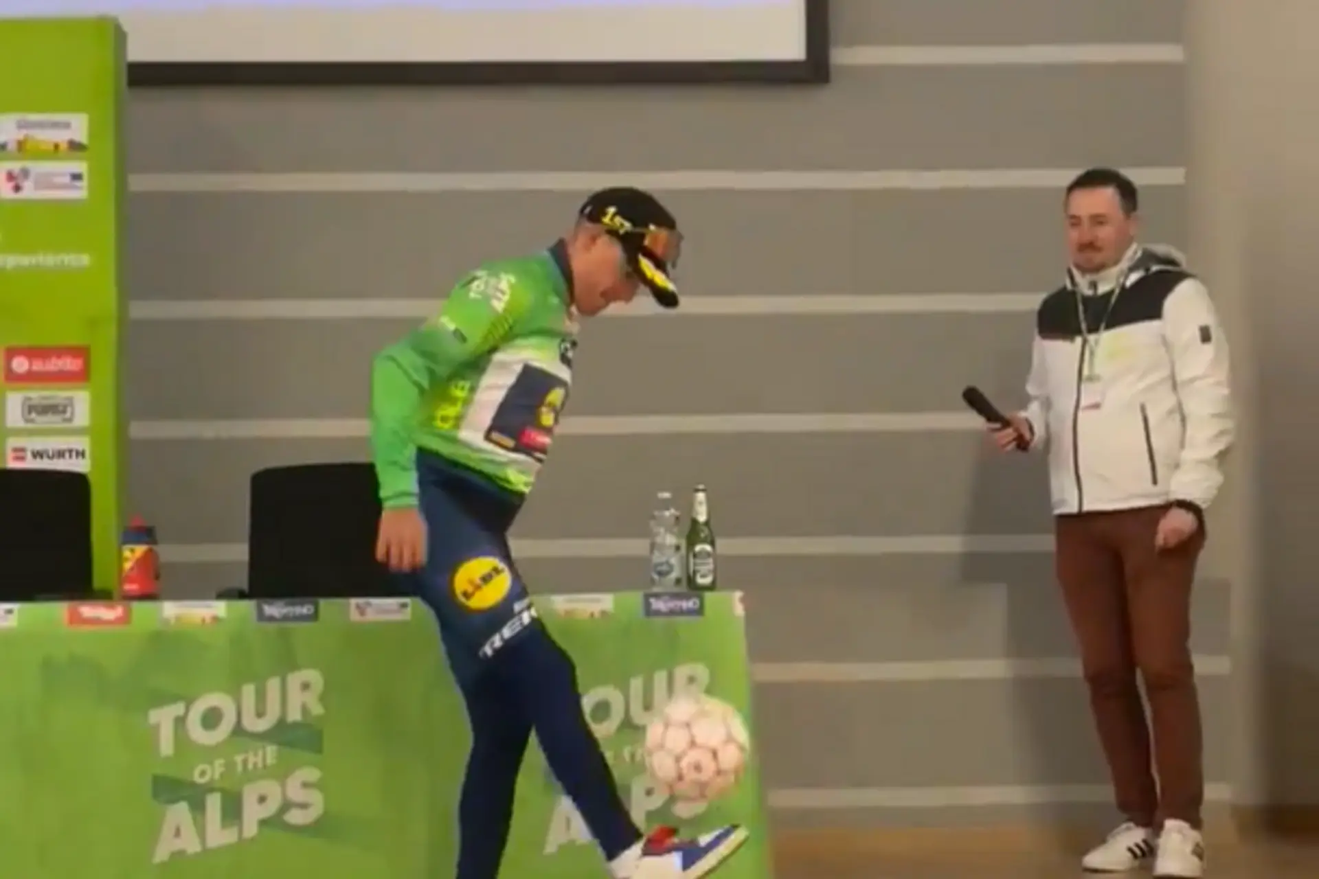 VÍDEO: Juan Pedro López festeja a vitória na Volta aos Alpes e mostra que também sabe jogar futebol
