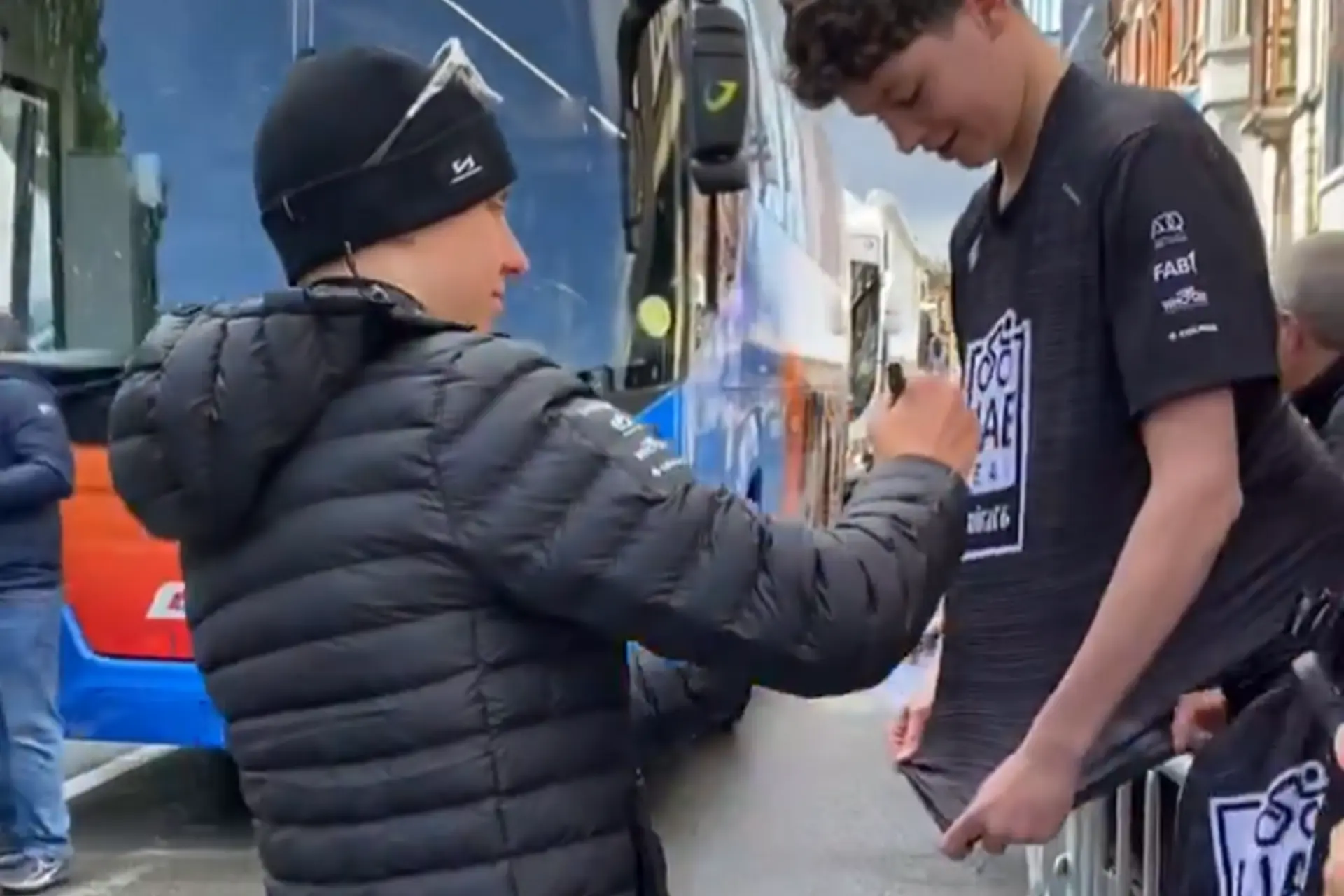 VÍDEO: Tadej Pogacar, Mathieu van der Poel e Lotte Kopecky cumprimentam os fãs na apresentação da equipa de Liege-Bastogne-Liege