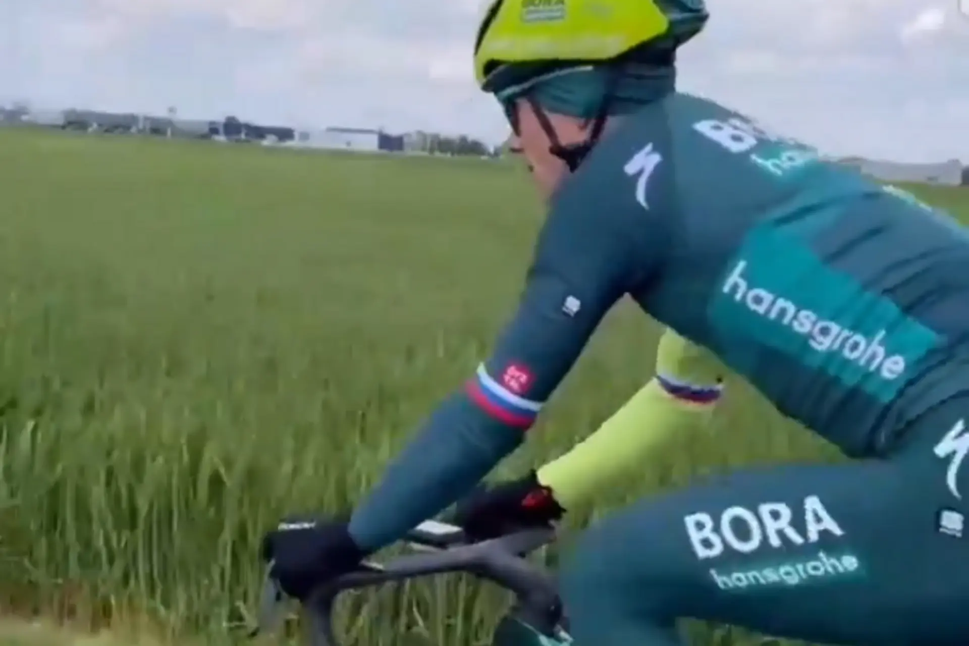 VÍDEO: Primoz Roglic visto a fazer o reconhecimento da etapa de gravilha da Volta a França