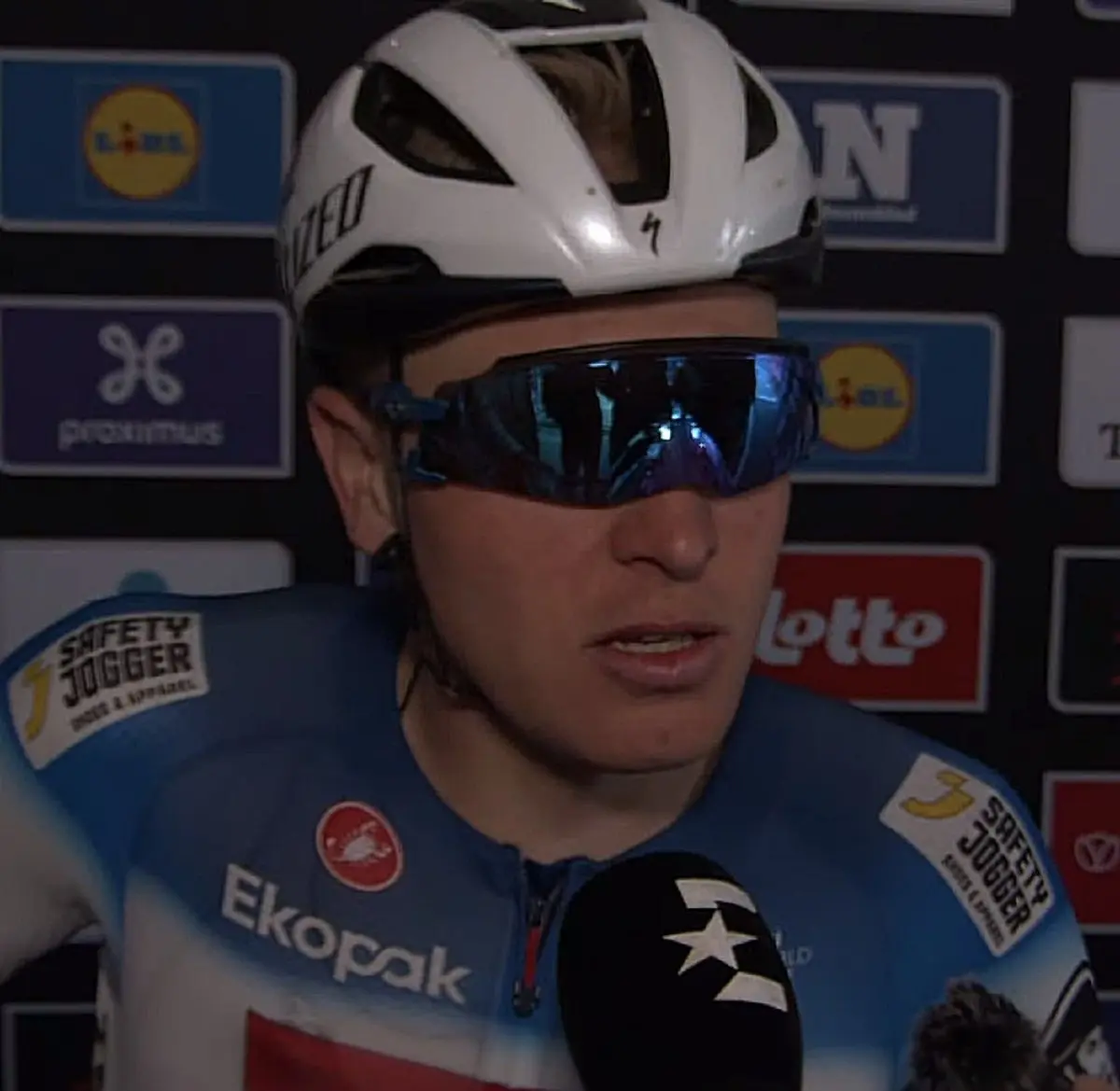 Tim Merlier responde a Jasper Philipsen no Scheldeprijs: "Vamos a 70 a 75 quilómetros por hora e depois é tudo muito rápido"