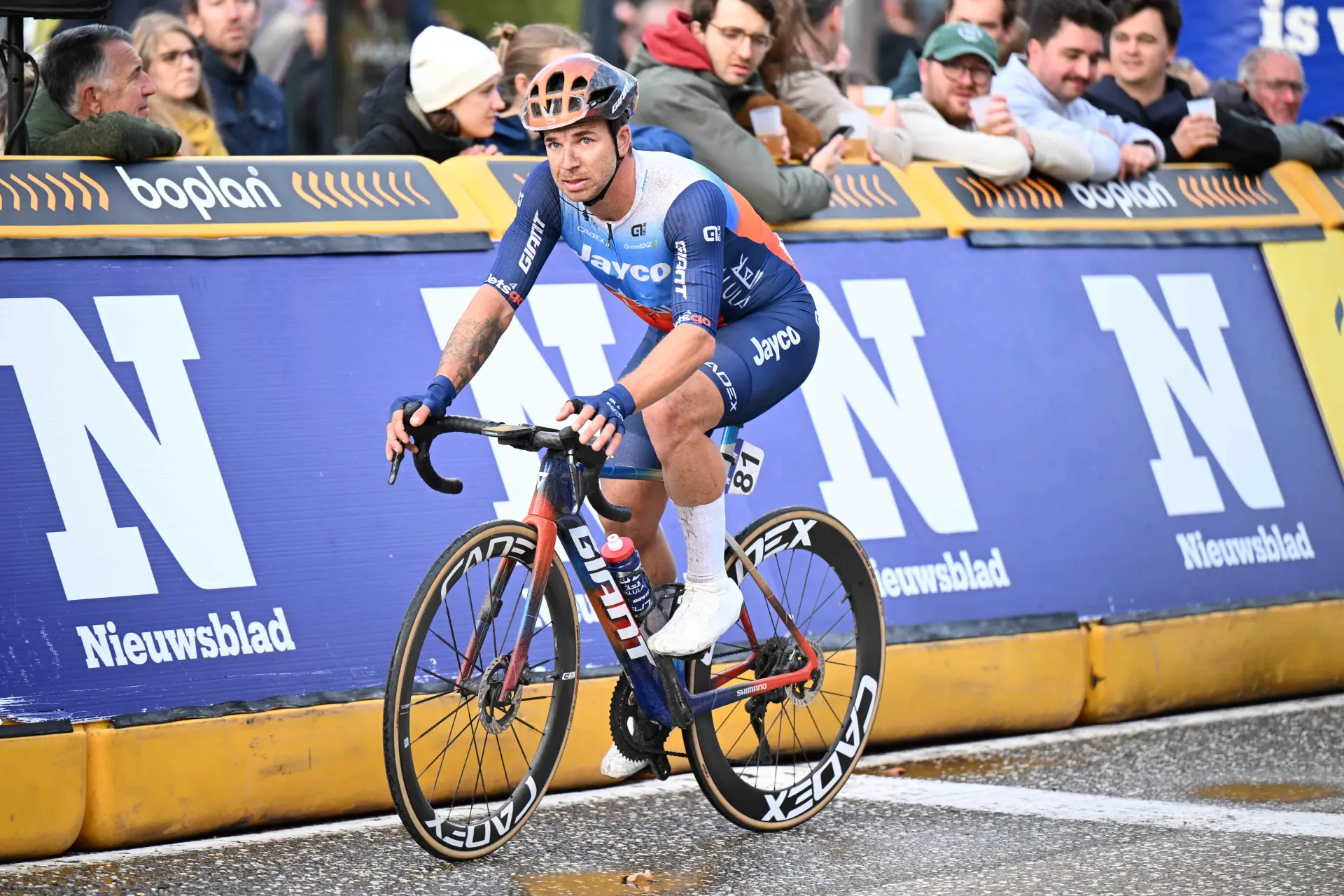 Dylan Groenewegen vence no photo finish a primeira etapa da Volta à Eslovénia 2024, à frente de Alexander Kristoff