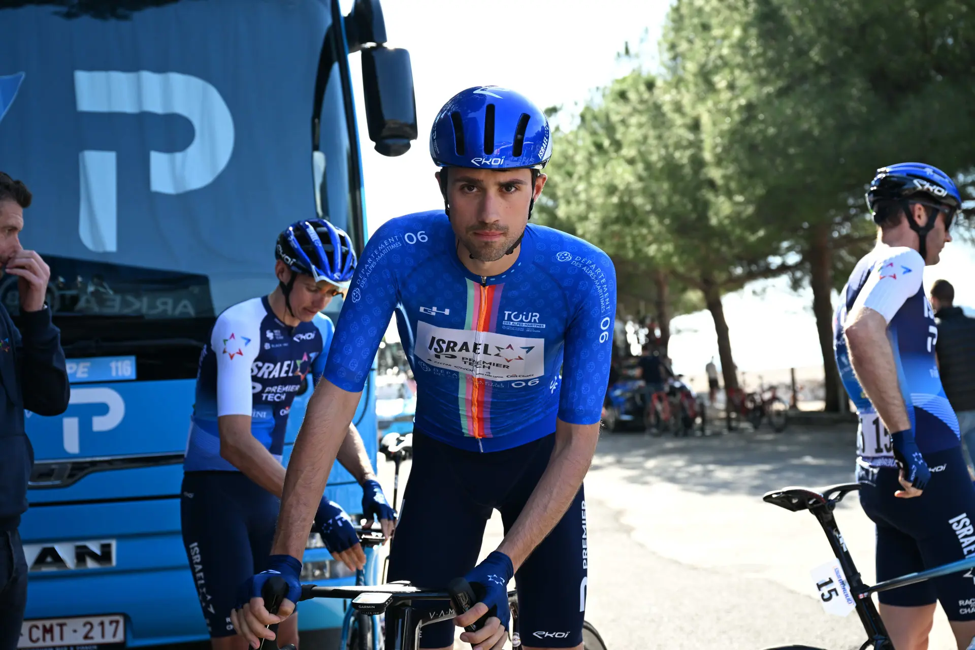 Ethan Vernon, sprinter da Israel - Premier Tech, termina a sua primeira carreira Grande Volta após o primeiro dia de descanso na Volta a Itália