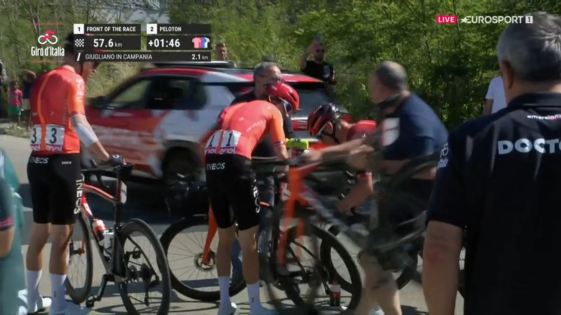Geraint Thomas e Max Schachmann envolvidos numa queda a meio da etapa do Giro