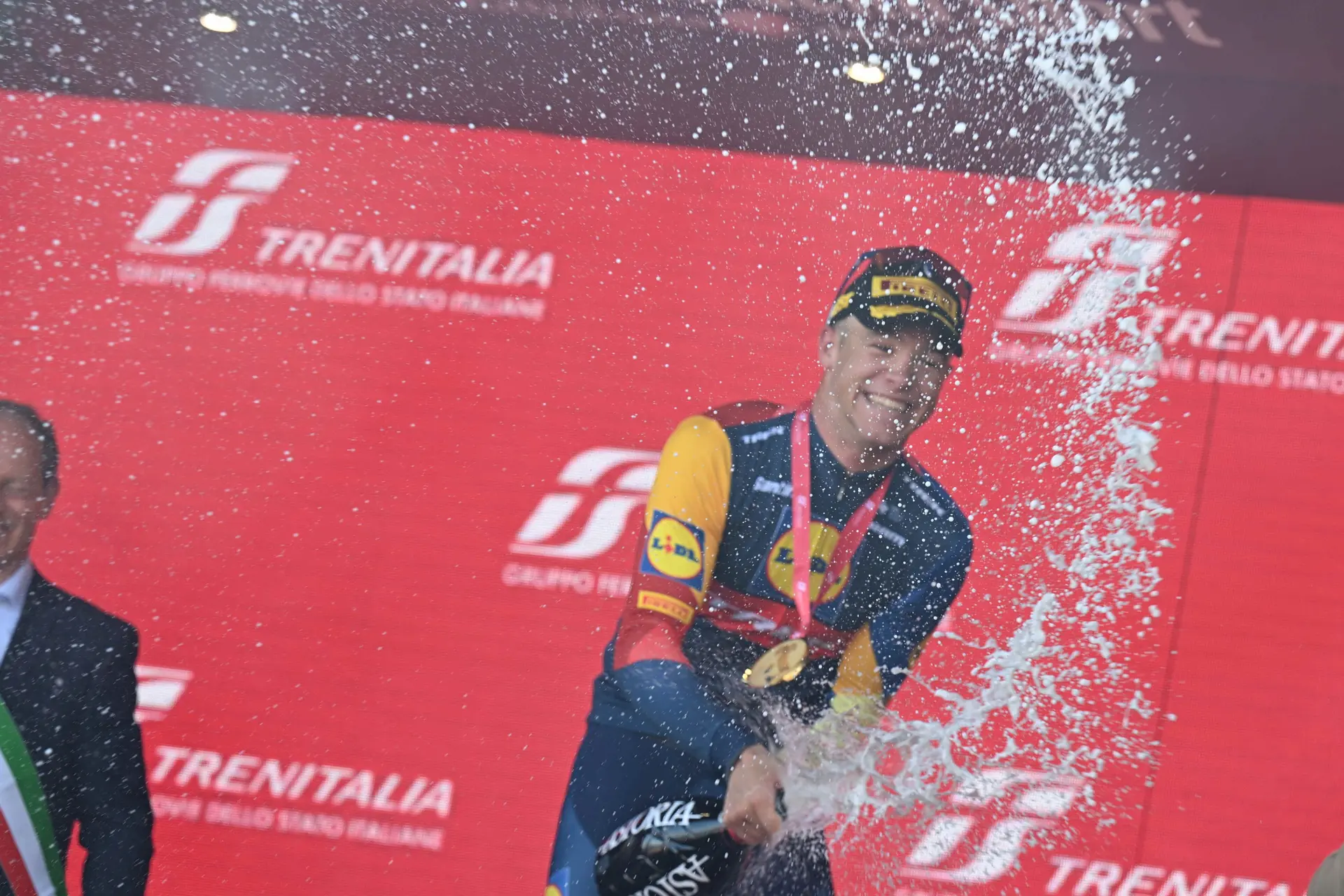 Jonathan Milan takes Giro win and maglia ciclamino: "I said from the start that I wanted to win here"