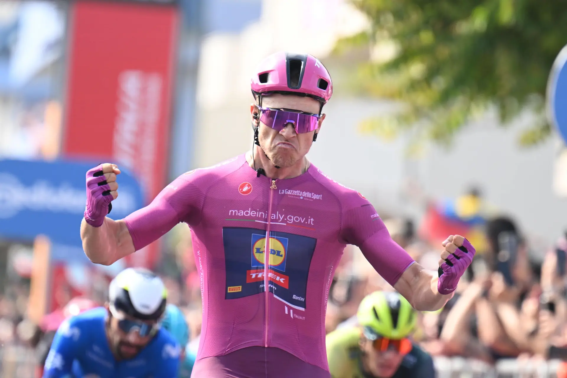 VIDEO - Destaques da 13ª etapa da Volta a Itália - Os ventos cruzados colocam Tadej Pogacar sob pressão e a poderosa vitória de Jonathan Milan ao sprint