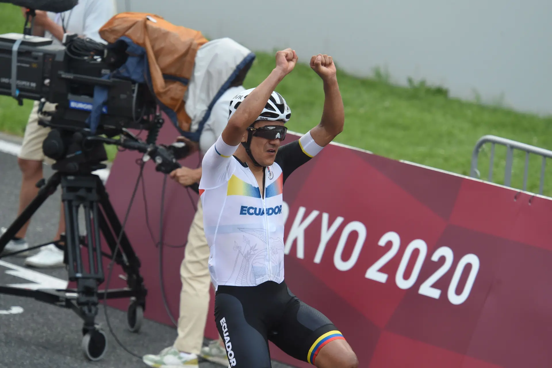 O campeão olímpico Richard Carapaz emite comunicado a criticar mudança das regras de acesso aos Jogos Olímpicos, pelo Equador: "Parece ter como objetivo deixar-me fora de Paris"