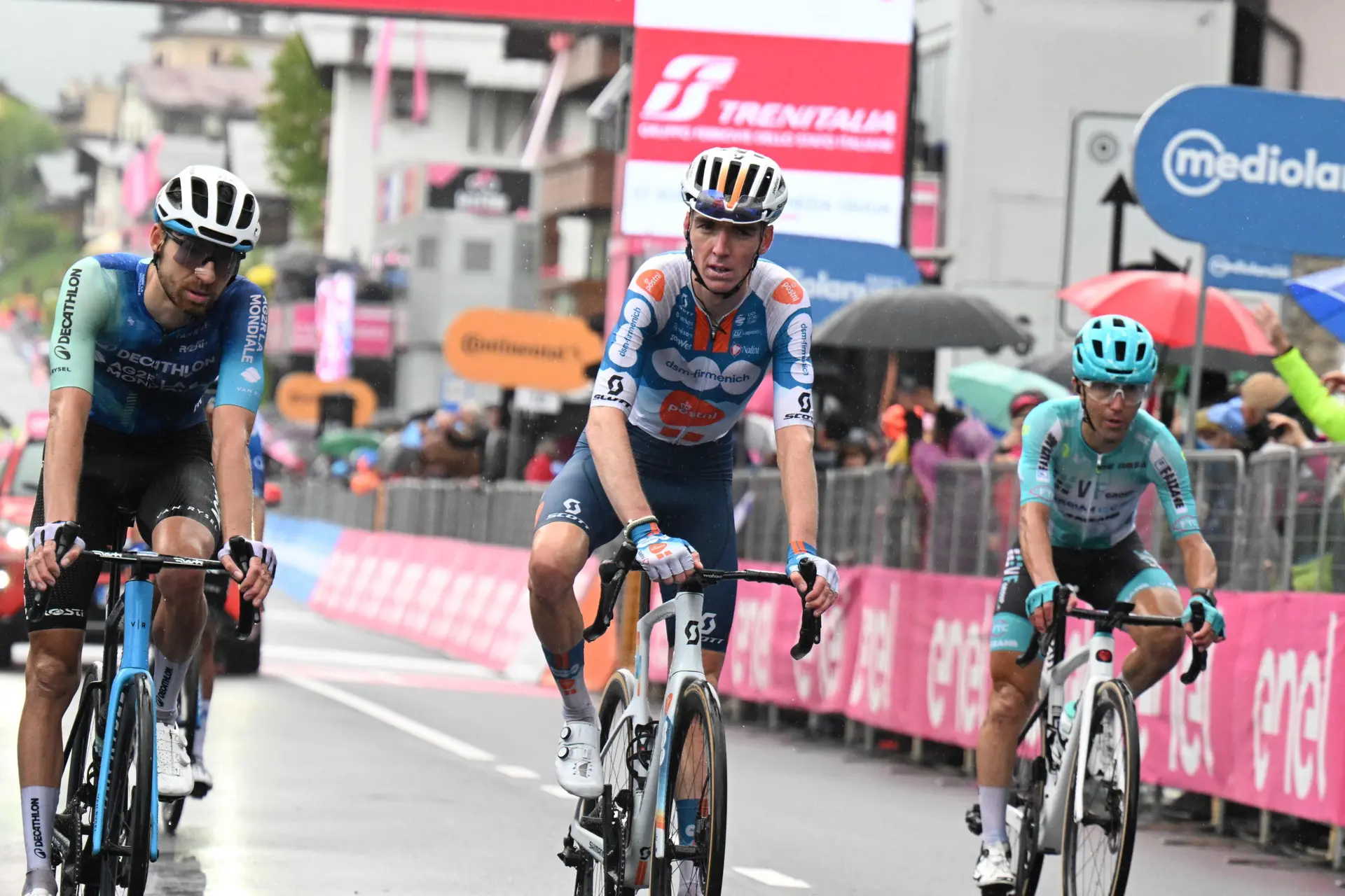 Romain Bardet passou mal no Monte Grappa, mas segura o Top 10: "O ciclismo é mesmo assim"