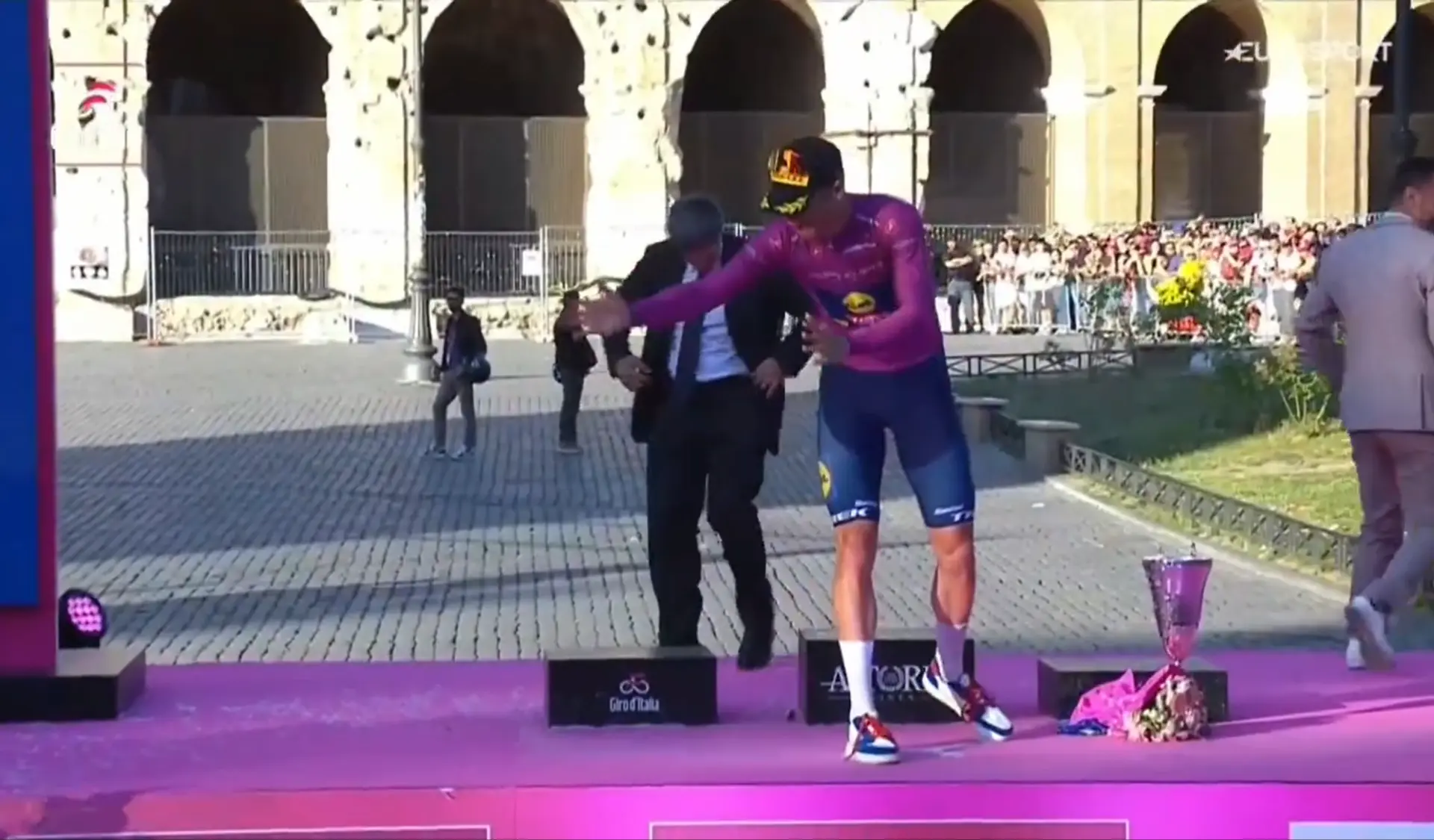 VIDEO: Jonathan Milan hilariously messes up Giro d'Italia podium celebration