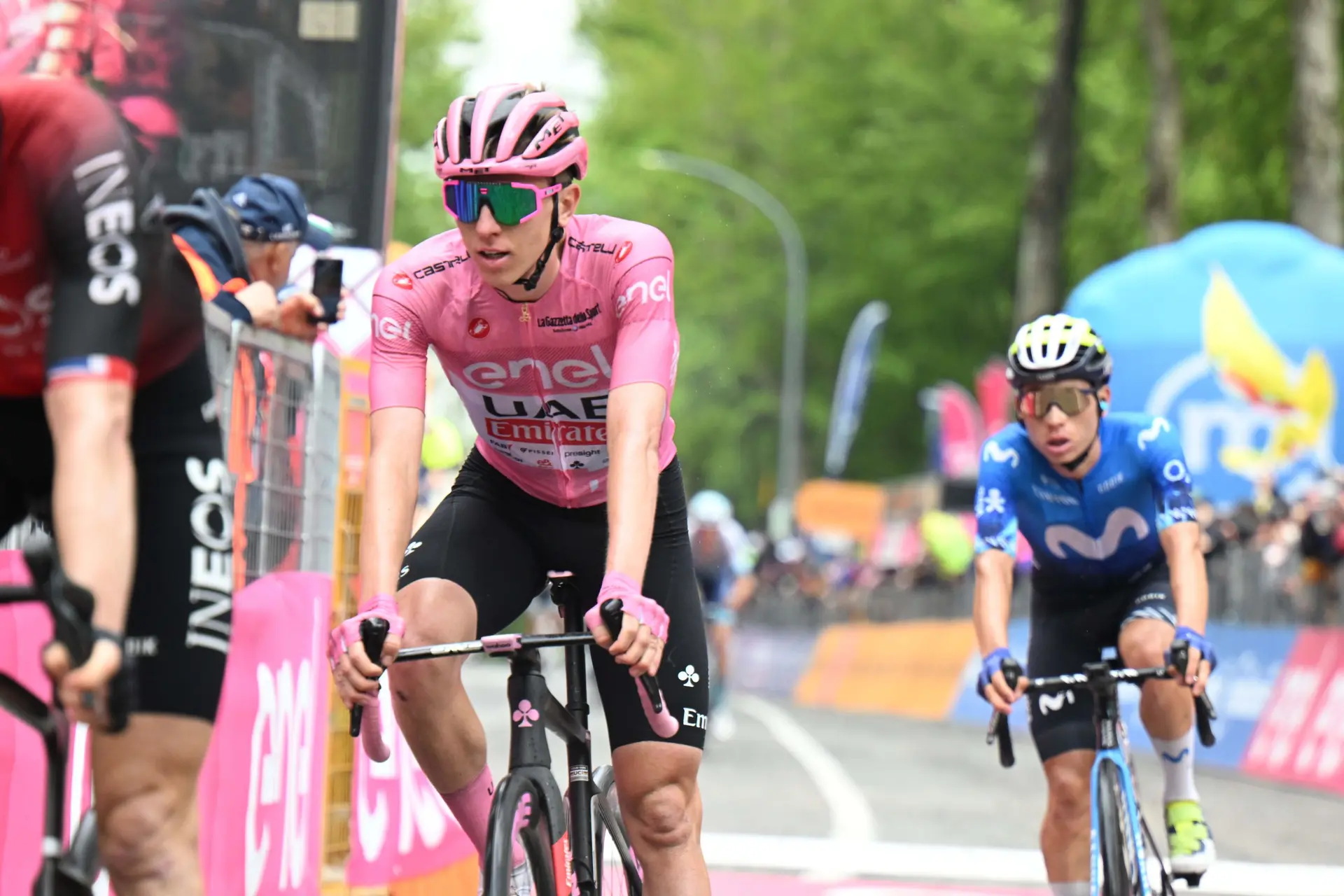 Tadej Pogacar quase ficou envolvido na queda de Geraint Thomas na Volta a Itália: "Quase não o vi e o Daniel Martinez bateu-me"