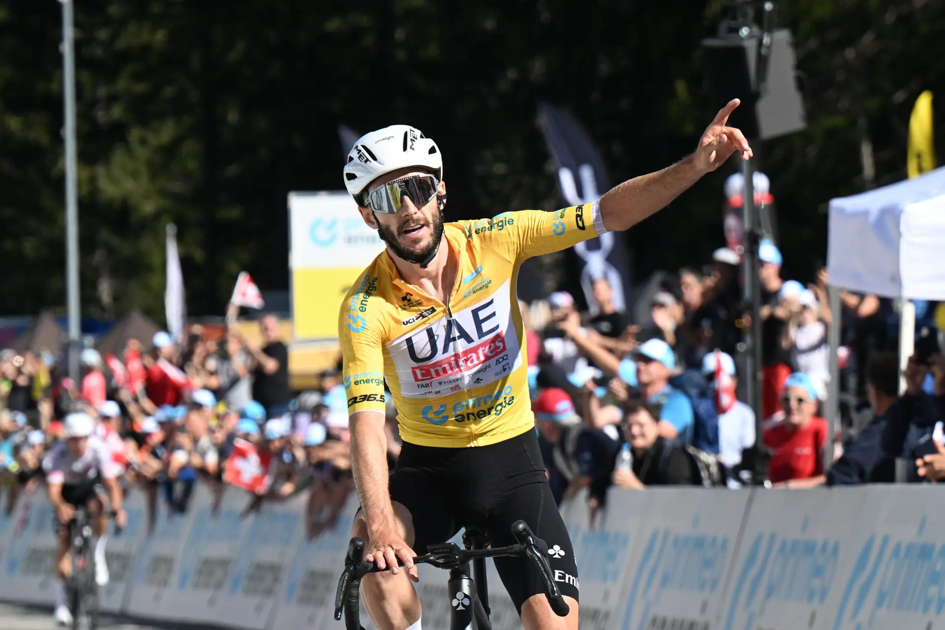 Another UAE exhibition at the Tour de Suisse! Adam Yates wins stage 7, hand-in-hand with Joao Almeida