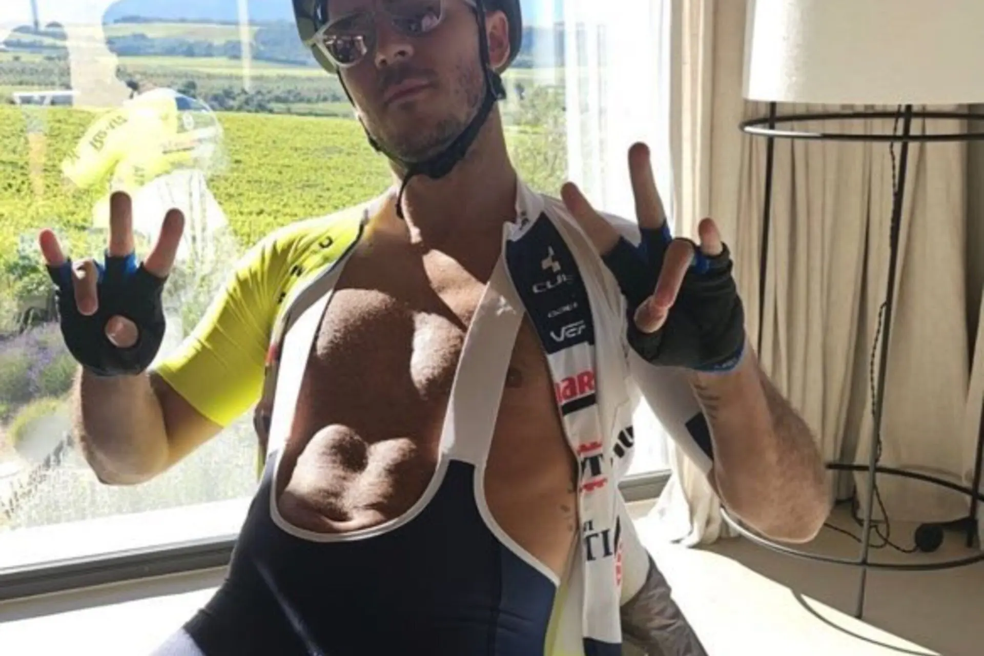 Eden Hazard, antigo jogador do Chelsea e do Real Madrid, sobe o Mont Ventoux com a camisola Intermache - Wanty