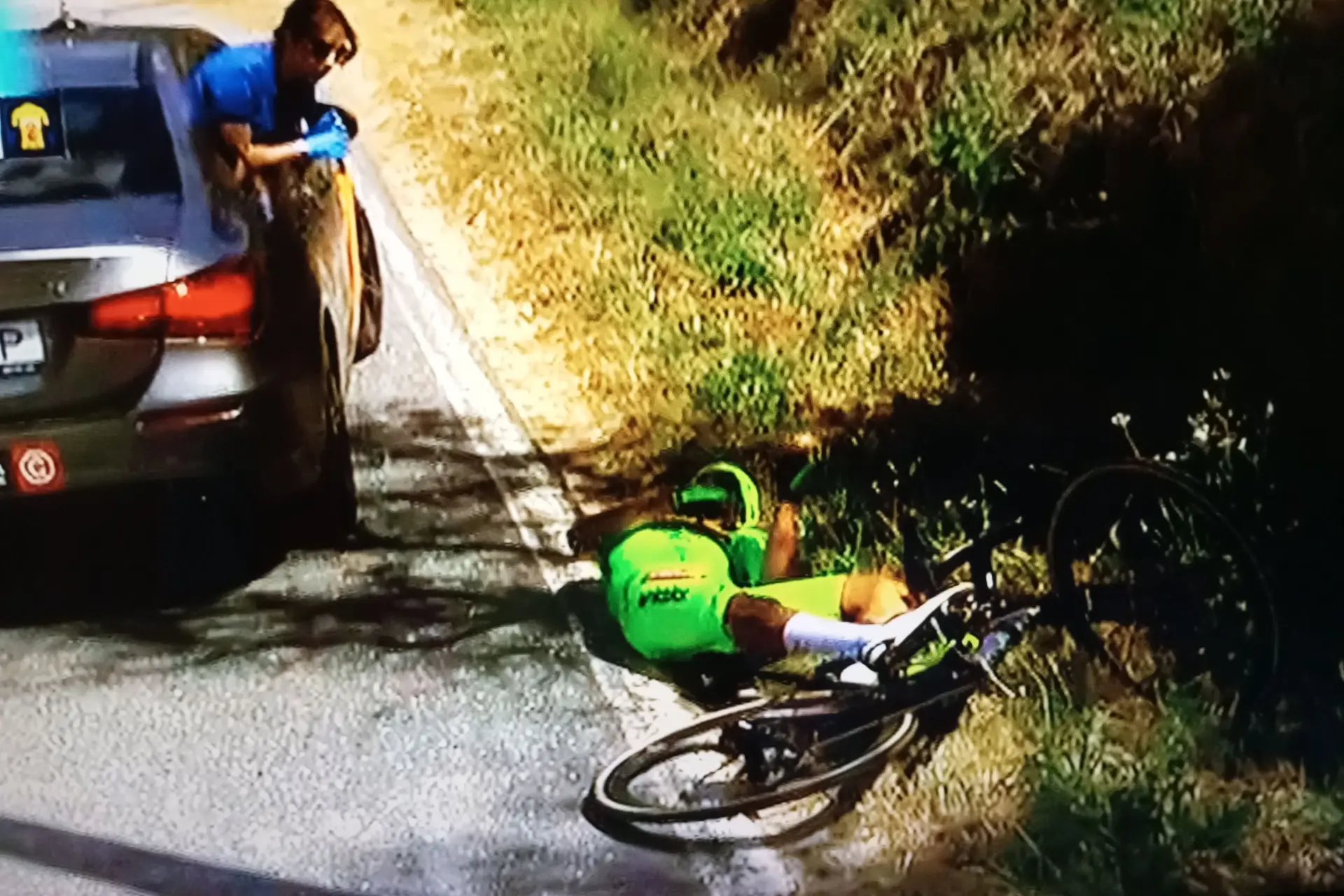 VIDEO: Mauricio Moreira scarily collapses and drops out of the 2024 Volta a Portugal