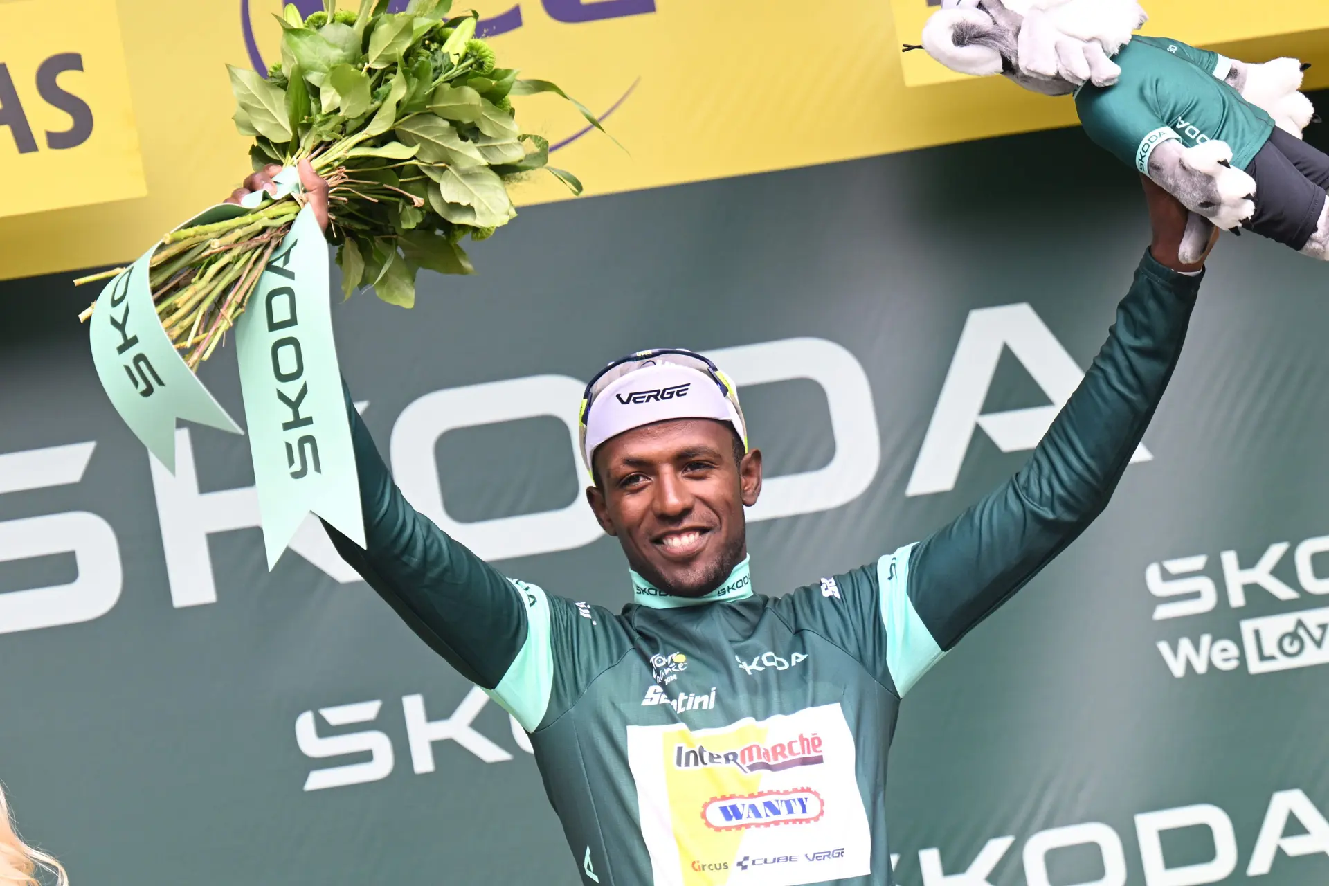 Biniam Girmay impõem-se aos tubarões do sprint na Volta a França com nova vitória: "Os outros são maiores e mais pesados do que eu e por isso podem produzir mais watts"