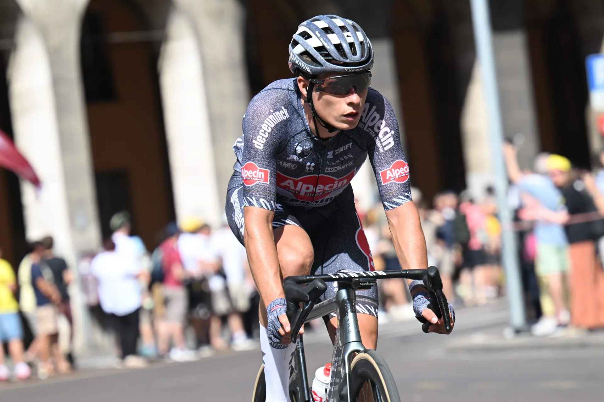 "Sinto-me visado" - Jasper Philipsen receia que a desclassificação do júri da Volta a França possa arruinar os futuros sprints