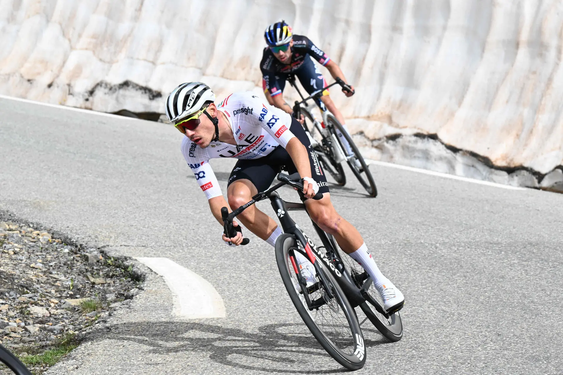 Tom Dumoulin vê um possível conflito Almeida/Ayuso no seio da UAE Team Emirates: "Então pergunto-me: Ayuso, deste mesmo tudo pelo teu líder?"