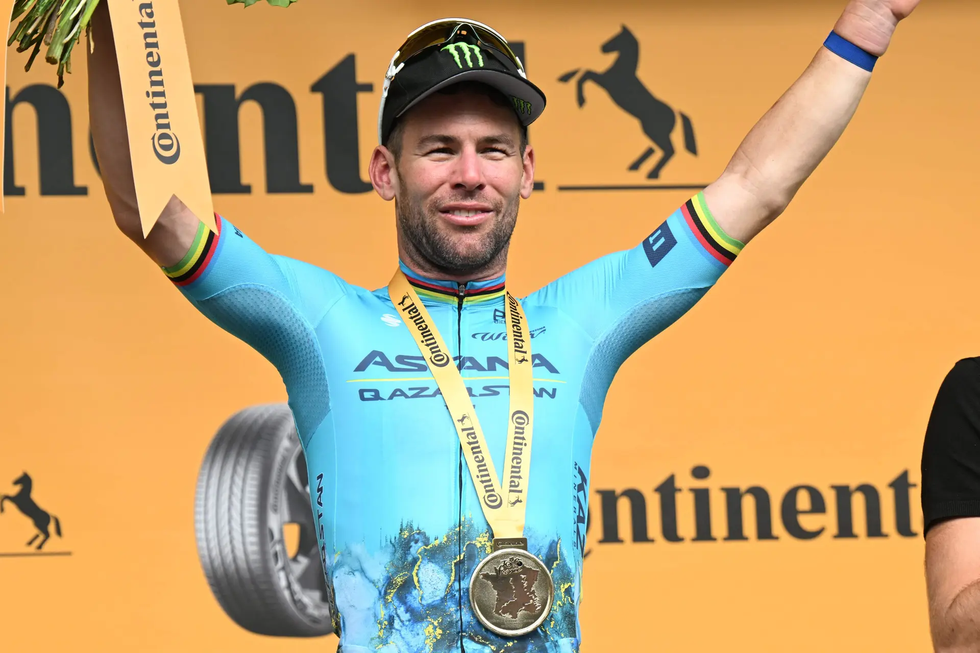 Jasper Philipsen rendido a Mark Cavendish, o homem das 35: "Ele é um merecido vencedor. O Cavendish fez história aqui"