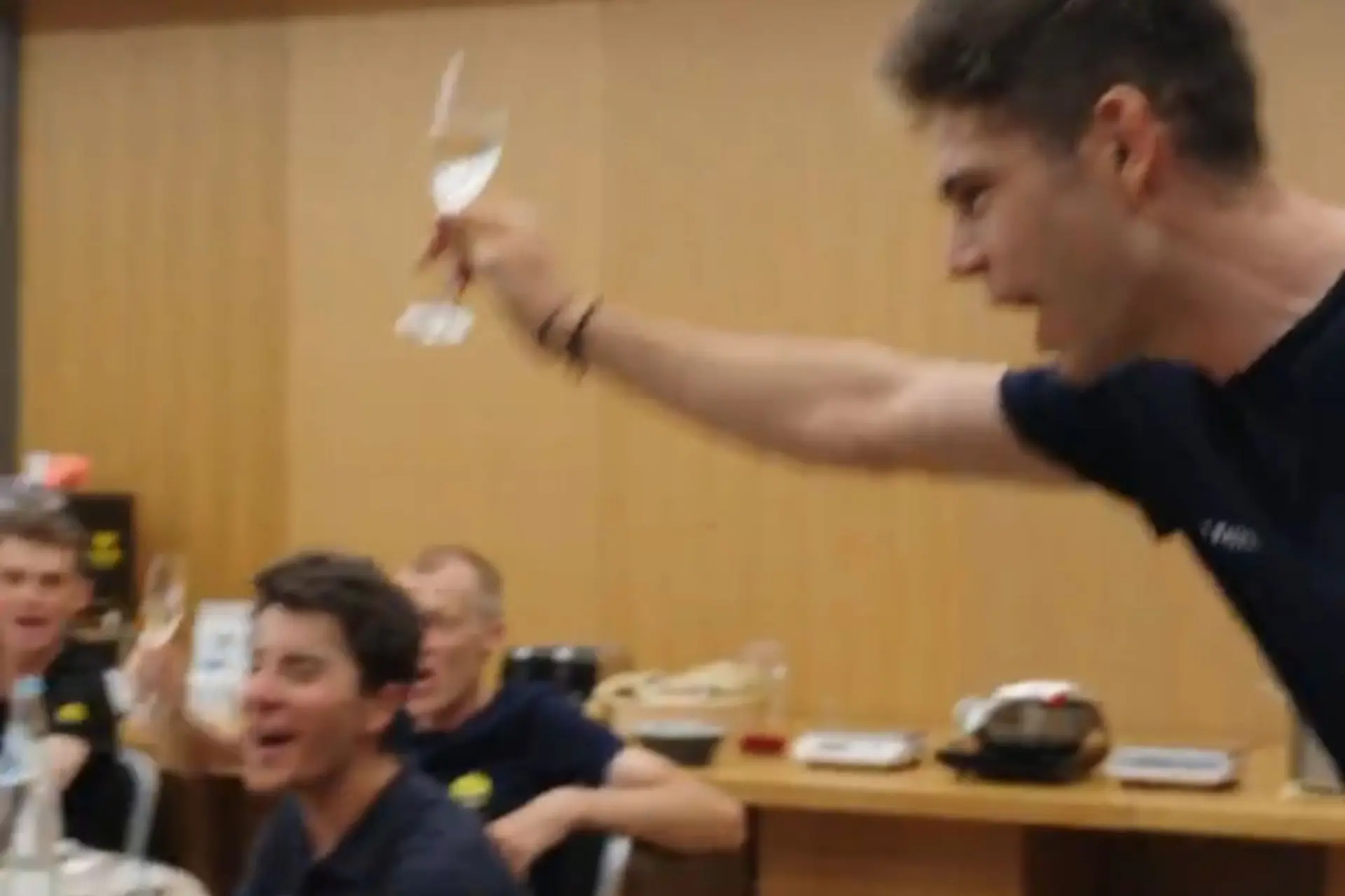 VÍDEO | Wout van Aert abre o champanhe após a vitória na etapa da Volta a Espanha: "Vamos festejar e não dar isto por garantido"