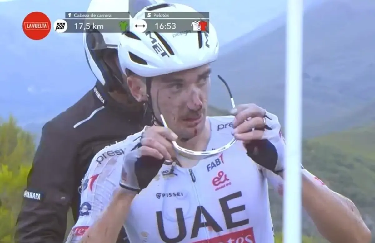 VÍDEO: Brandon McNulty cai numa ravina de forma assustadora durante a Vuelta.