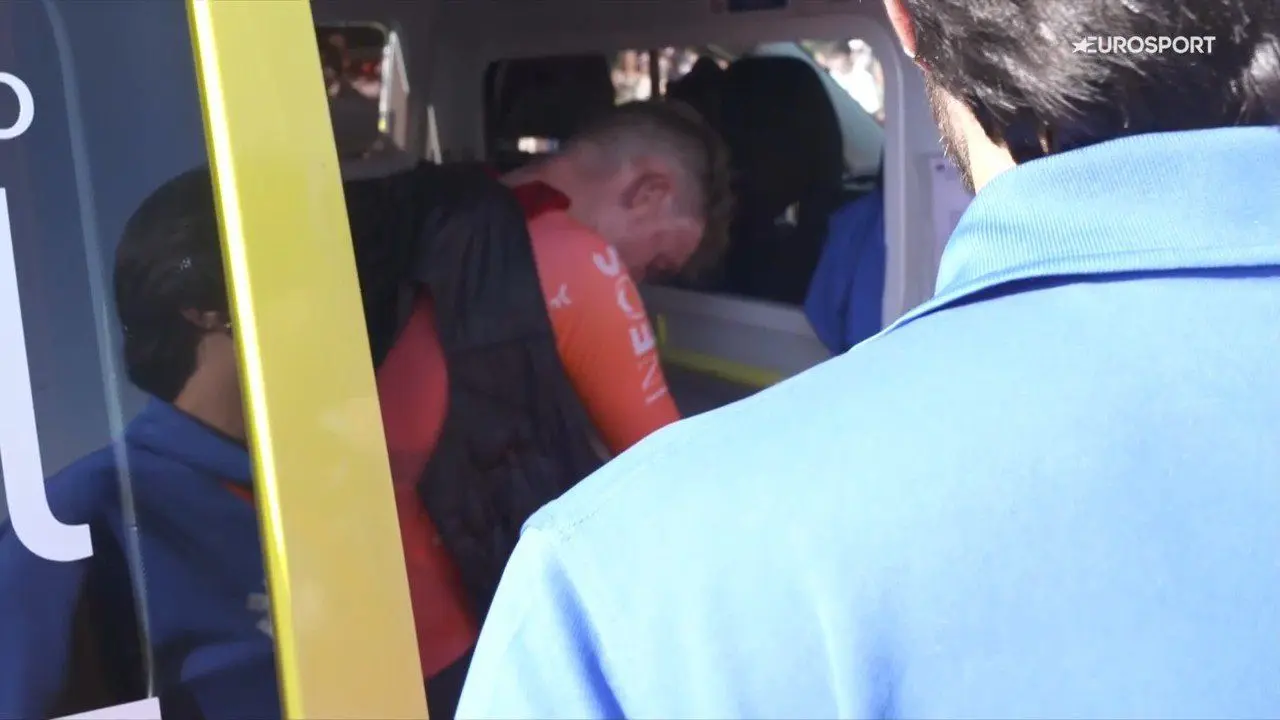 À ATENÇÃO DA UCI: Thymen Arensman é levado para uma ambulância com sintomas de insolação. O protocolo que devia proteger os ciclistas serve para quê?