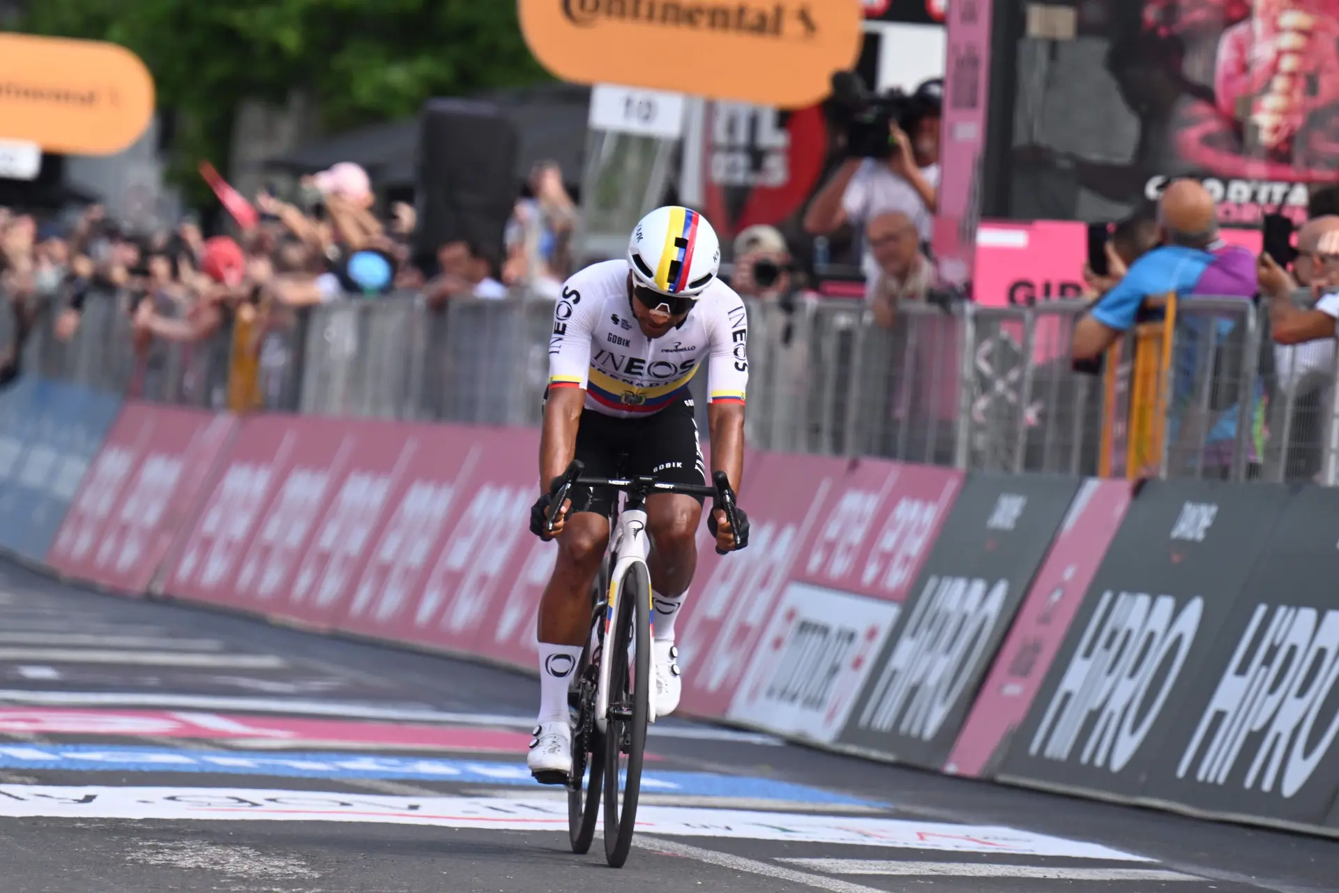 Jhonatan Narváez deixa Paris desiludido: "Assim que entrámos no circuito final a minha bicicleta avariou e tive de esperar pelo carro 21... de 30"