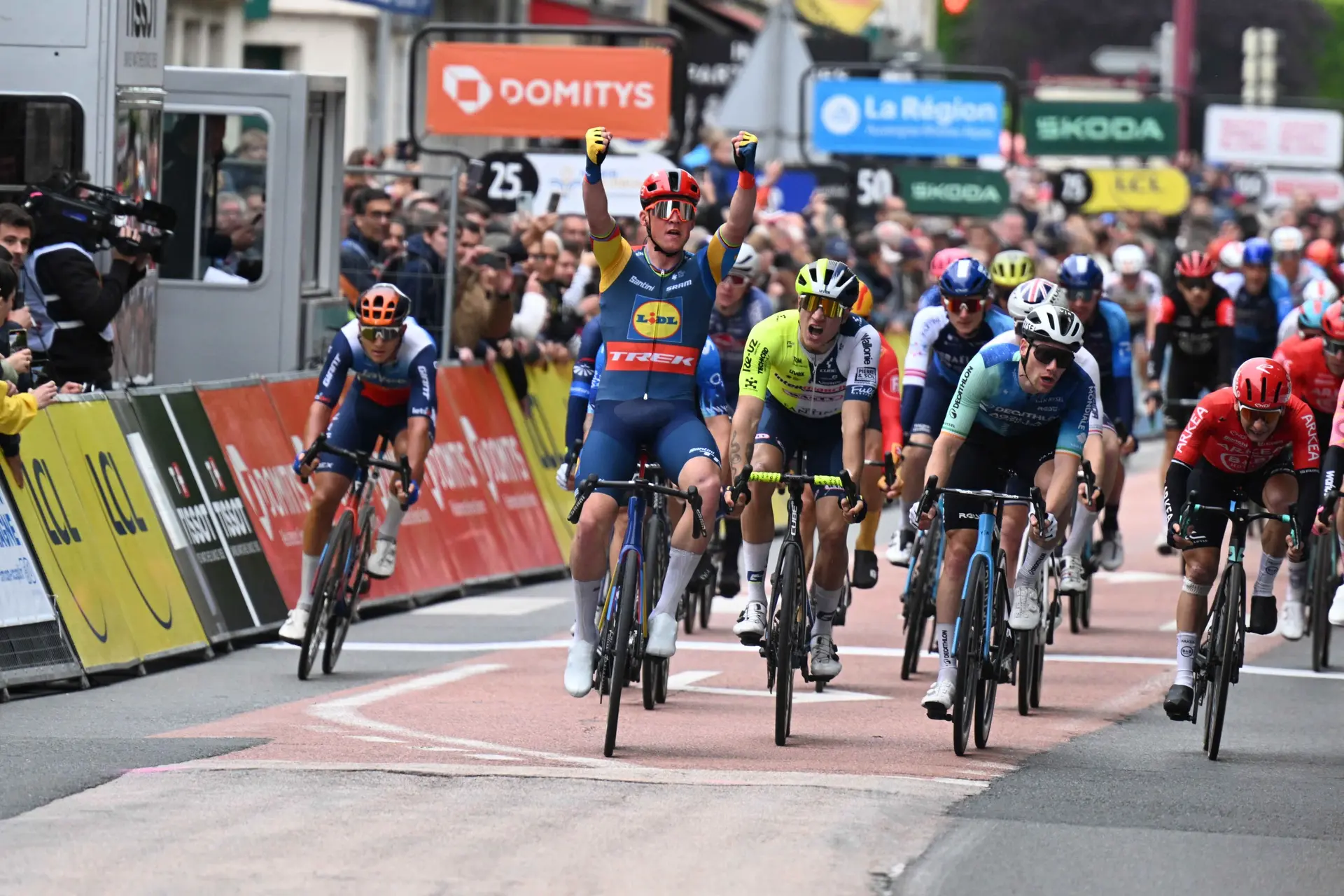 Mads Pedersen vence a última etapa da Volta à Alemanha e sela a vitória à Geral