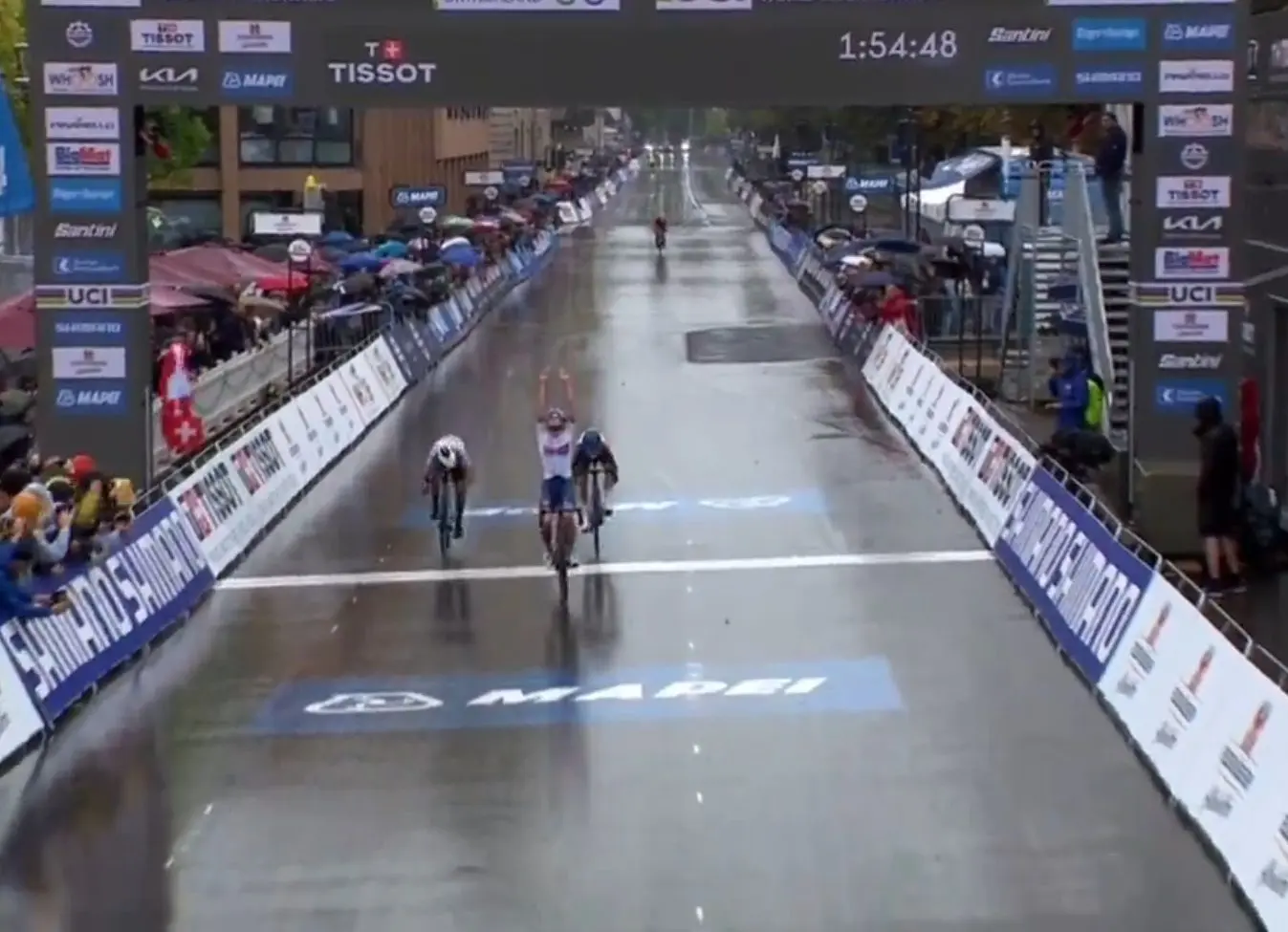 British talent Cat Ferguson conquers double World title in Zurich after road race victory