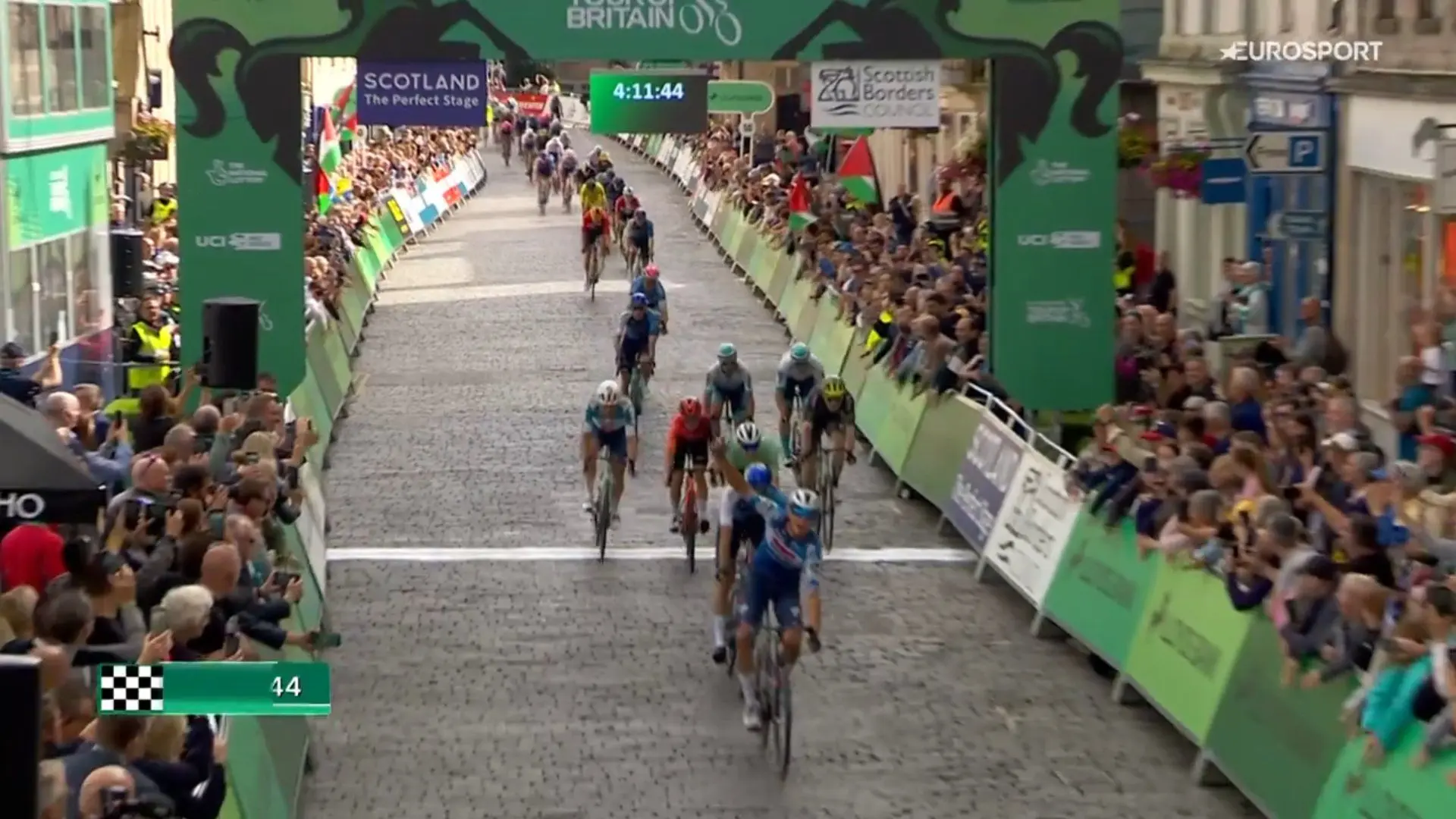 Paul Magnier vence a primeira etapa da Volta à Grã-Bretanha após leadout de Remco Evenepoel e Julius Johansen veste a camisola dos sprints