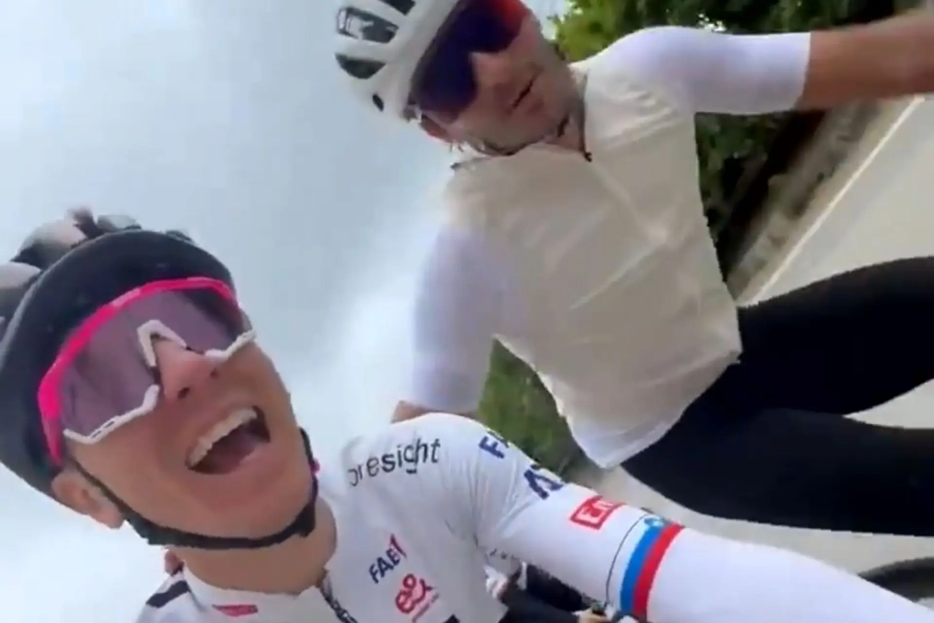 VÍDEO: Carlos Sainz, estrela da F1, dá uma volta de bicicleta com Tadej Pogacar: "Festejar com um 'Pogaccia' no Mónaco"