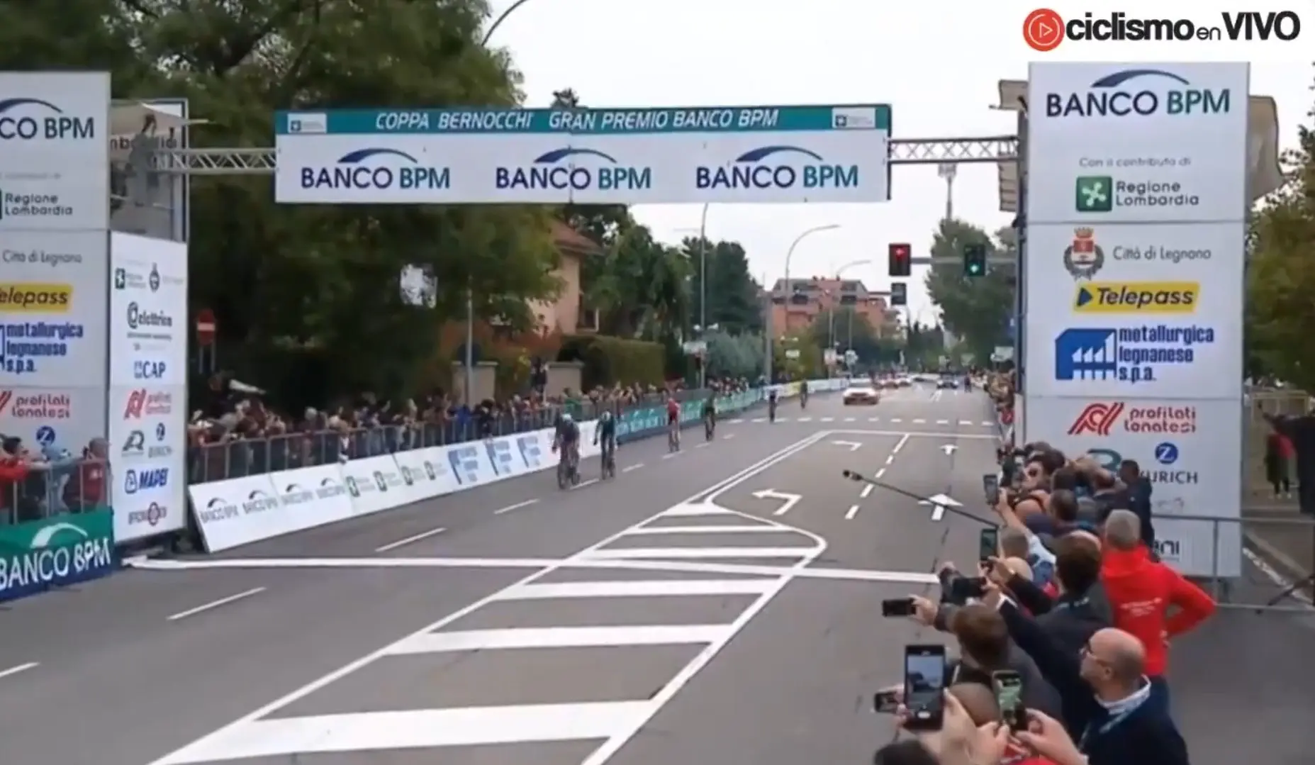 Stan van Tricht conquista a primeira vitória profissional na Coppa Bernocchi 2024 com Evenepoel, Roglic e Hirschi fora da luta pela vitória